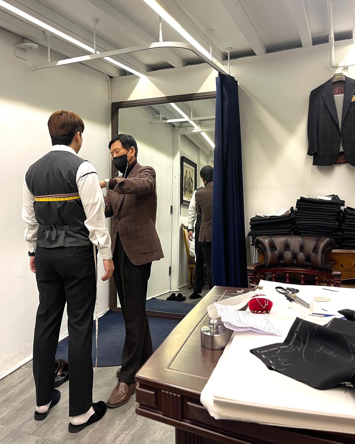 쉬운게 하나없는 웨딩준비..👀

그나마 결정 잘 못하는거 오빠가 딱딱 이끌어줘서 
순조롭게 진행되는 중! 

그 중 내가 오빠한테 가장 선물 해 주고 싶었던 
#맞춤예복 까지 #마노테일러 에서 계약완료!
비스포크 공정에 원단 퀄리티까지 맘에 쏙들고 
몸에 꼭 맞는 정장을 선물 해 줄 수 있어서 기분 좋다❤

맞춤정장(비스포크)+맞춤셔츠+넥타이+가죽벨트
+리폼서비스+촬영대여복(3벌) 까지 

한번에  해결했으니 
이제 담달 촬영만 잘 하면 돼!
다이어트 화이팅! 🔥
 
#인천맞춤예복 #인천맞춤정장 #구월동마노테일러 
#결혼준비 #신랑예복 #촬영예복대여 #비스포크공정 #인천예복