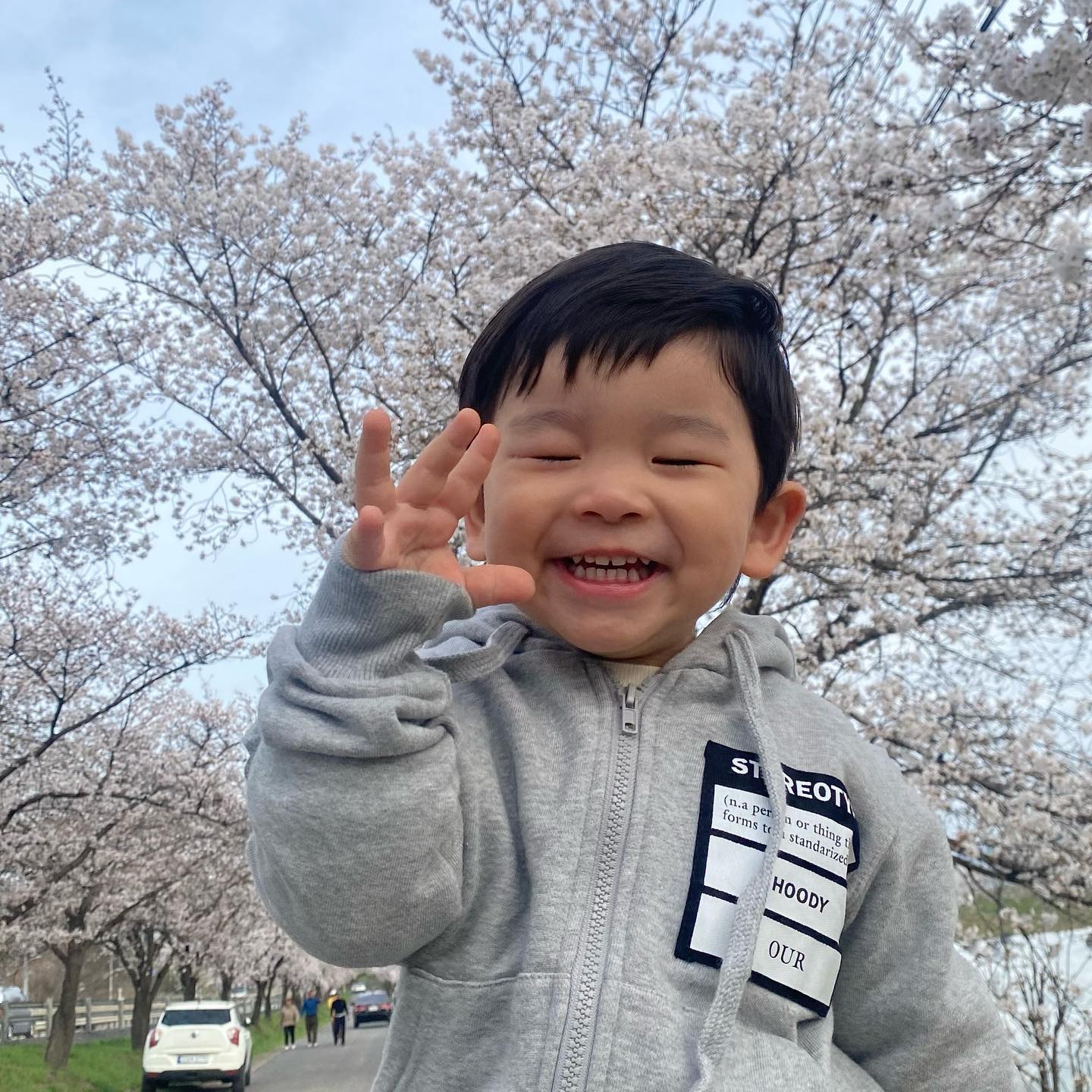 뚜오에겐 아직 어려운 김치 ✌️ꢭ 
ㅋㅋㅋㅋㅋㅋ벚꽃나드리 꽃을 너무 좋이하는 뚜오
로맨틱하네?🌸
#엄마는엄마가꽃이라그런지 #진짜꽃은그저그렇더라