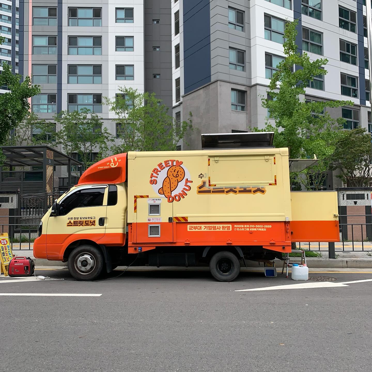 ⠀⠀⠀⠀⠀⠀⠀⠀⠀⠀⠀⠀ ⠀⠀⠀⠀⠀⠀⠀⠀⠀⠀⠀⠀ ⠀⠀⠀⠀⠀⠀⠀
내가 일요일을 기다리는 이유!!
집 앞으로 오는 꽈배기 때문이지요.
사장님이 엄청 친절한건 안비밀😘⠀⠀⠀⠀⠀⠀⠀⠀⠀⠀⠀⠀ ⠀⠀⠀⠀⠀⠀⠀⠀⠀⠀⠀⠀ ⠀⠀⠀⠀⠀⠀⠀

📣 쫀득쫀득 따뜻한 꽈배기
📣 찹쌀도넛, 팥도넛, 핫도그, 소떡소떡도 있어요.
⠀⠀⠀⠀⠀⠀⠀⠀⠀⠀⠀⠀ ⠀⠀⠀⠀⠀⠀⠀⠀⠀⠀⠀⠀ ⠀⠀⠀⠀⠀⠀⠀

군부대, 기업행사도 하신다고하니 연락많이 주세욤.
📌 인스타 - 꽈배기팩토리
-
-
-
-
#일상 #소통 #기다리는일요일 #꽈배기차 #꽈배기팩토리 #맛있어 #꽈배기사랑