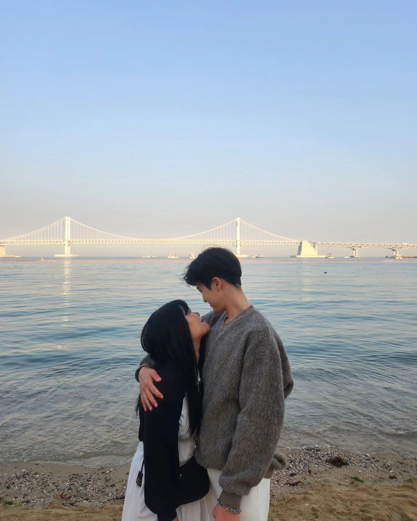 앞으로 딱 70년만 더 붙어있자 🤍