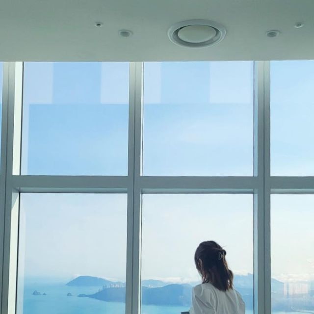 류혜 on Instagram: "𖤐 #엄마랑아들 이런스타일로 정말 오랜만에 꾸미고👗🤭 전망대만 돌아다닐려구 임신출산으로 꺼내지않았던 구두를 신고갔는데 오랜만에 신어서 그런가 운동화 보고싶