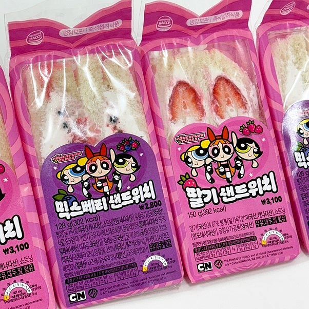 #광고 GS25와 파워퍼프걸이 콜라보하여 신상 샌드위치가 출시됐다!

매년 겨울만 되면 찾게 되는 딸기 샌드위치! 
지난 10월 GS25에서 스마트팜 ‘넥스트온’과 콜라보하여 
출시되었던 딸기 샌드위치가 우리동네GS 앱을 통한 사전예약으로만 구매 가능했었는데,
이번에 파워퍼프걸과 콜라보하여 귀여운 패키지로 딸기 샌드위치 2종 출시~! 
 
- GS25 파워퍼프걸 딸기샌드위치(3,100원) 🍓
패키지를 뜯는 순간부터 느껴지는 향긋한 딸기 향~ 
고소하고 진한 우유맛 크림에 통딸기가 큼직하게 뙇.
우유+딸기 조합의 정석 같은 느낌.
달콤상큼한 딸기와 부드러운 우유크림의 조화는 환상 그 자체.

- GS25 파워퍼프걸 믹스베리샌드위치(2,800원)🫐
찹핑된 딸기, 라즈베리, 블루베리가 믹스로!
상큼상큼한 세 가지 종류의 믹스베리에
라즈베리 잼이 들어간 진한 라즈베리 크림의 조합
얼려먹으면 더 맛있는 다채로운 식감의 샌드위치다.

12월 한 달 동안 GS25 오프라인 매장에서
카카오페이로 구매하면 50% 페이백도 해준다. 
*행사 종료 후 24년 1월 말 일괄 카카오페이 포인트 페이백 
*카카오페이로(머니/카드) 전액 결제 시 적용 가능

인기 상품이라 오프라인 매장에서 바로 구하기 어려울 경우 
'우리동네 GS' 앱에서 재고조회나 사전예약을 통해
구매하면 언제든 편하게 구매 가능💓

현재 우리동네GS 앱에서 스탬프 이벤트 중!
GS Pay로 딸기 샌드위치 구매하고 총 3개의 스탬프 적립하면 
선착순으로 깜찍한 파워퍼프걸 스크런치를 증정하는 이벤트도 
진행중이니 참여 ㄱㄱ 

 비주얼부터 고퀄리티인GS25 파워퍼프걸 딸기샌드위치 2종 당장 푸파각🔥

#GS25 #GS25신상 #GS25샌드위치 #GS25딸기샌드위치 #샌드위치 #편의점샌드위치 #편의점신상 #편의점인기템 #편의점 #편의점그램 #딸기샌드위치 #딸기디저트 #파워퍼프걸 #파워퍼프걸딸기샌드위치 #딸기샌드위치추천 #운몽_편의점
#GS25믹스베리샌드위치 #믹스베리샌드위치 #파워퍼프걸믹스베리샌드위치 #우리동네GS