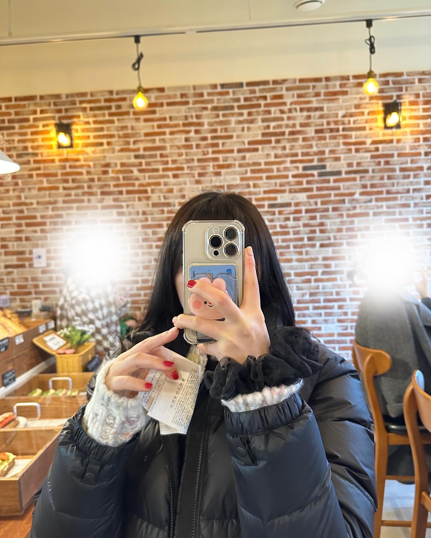 연말에 하려던 버건디 네일아트 완료✌🏻 
분위기가 맘에 들어 올려보기💅🏻 안했음 계속 하고싶었을듯..ㅎ
디저트로 맛집이길래 포장해본 #잠봉뵈르 맛집 ! 

#카페오를 #송도카페 #송도맛집 🥖🍞🥯
토핑있는 건 개당 8-9천원이라 가격대가 있지만,, 넘 맛있음🥹 큼직해서 식사대용으로도 가능하고, 평일 아침에도 사람이 왜 많은지 알겠다😎🫧 귀여운 아가 무럭무럭 크는것고 잘 보고 여유로운 일상 속 평온함을 느끼고 감사했던 하루👶🏻🍼 또보쟈~