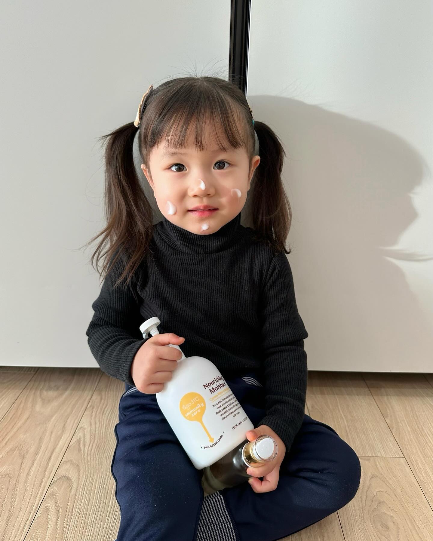 건강한 피부의 기초는
제대로 된 좋은 원료의 화장품을 쓰는 것 💛

이서는 신생아 시절부터
아가31도 화장품을 사용해서
피부 기초가 정말 탄탄해요
쭈욱 봐오신 분들은 아시죠?!
기본 카메라를 사용해도 반짝반짝 ✨

반복적인 피부 트러블,
문제성 피부가 있는 아이들 어른들!
지금 사용하고 있는 세정제와 보습제들이
보습력이 많이 떨어지지 않는지
혹은 피부에 맞지 않는 제품을 쓰고 있는 건 아닌지
이번 기회에 잘 체크해 보시길 바라요!!

#아가31도 이번 공구도
뜨거운 사랑 주셔서 감사합니다!
묶음 이벤트 + 금액별 사은품 증정 이벤트
절대 놓치지 마세요 🫶🏻
 ⠀ ⠀ 
 ⠀ ⠀