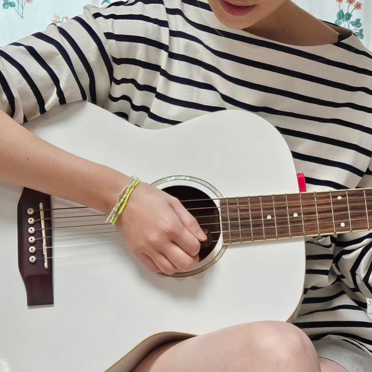 #제품제공 #퓨어스1기 
지난 주말에는 오랜만에 기타를 들어봤어요🎸🤍
귀여운 우리 몽땅이는 처음엔 관심가지더니 점점 멀어지더라구요 🥲
하지만 괜찮아요.. 저는 기타와 퓨어피크 비즈팔찌면 어디든 갈수 있어요(?)..😂

#퓨어피크 #purepeak #꿈을향한즐거운여정 #journeyofdreams #global #brand #서포터즈 #supporters #퓨어피크서포터즈  #purepeaksupporters #퓨어스 #pures  #1stpures #프랑스에디션 #france #franceedition #제품제공 #키링 #keyring #버섯키링 #mushroomkeyring #비즈팔찌 #beadsbracelet