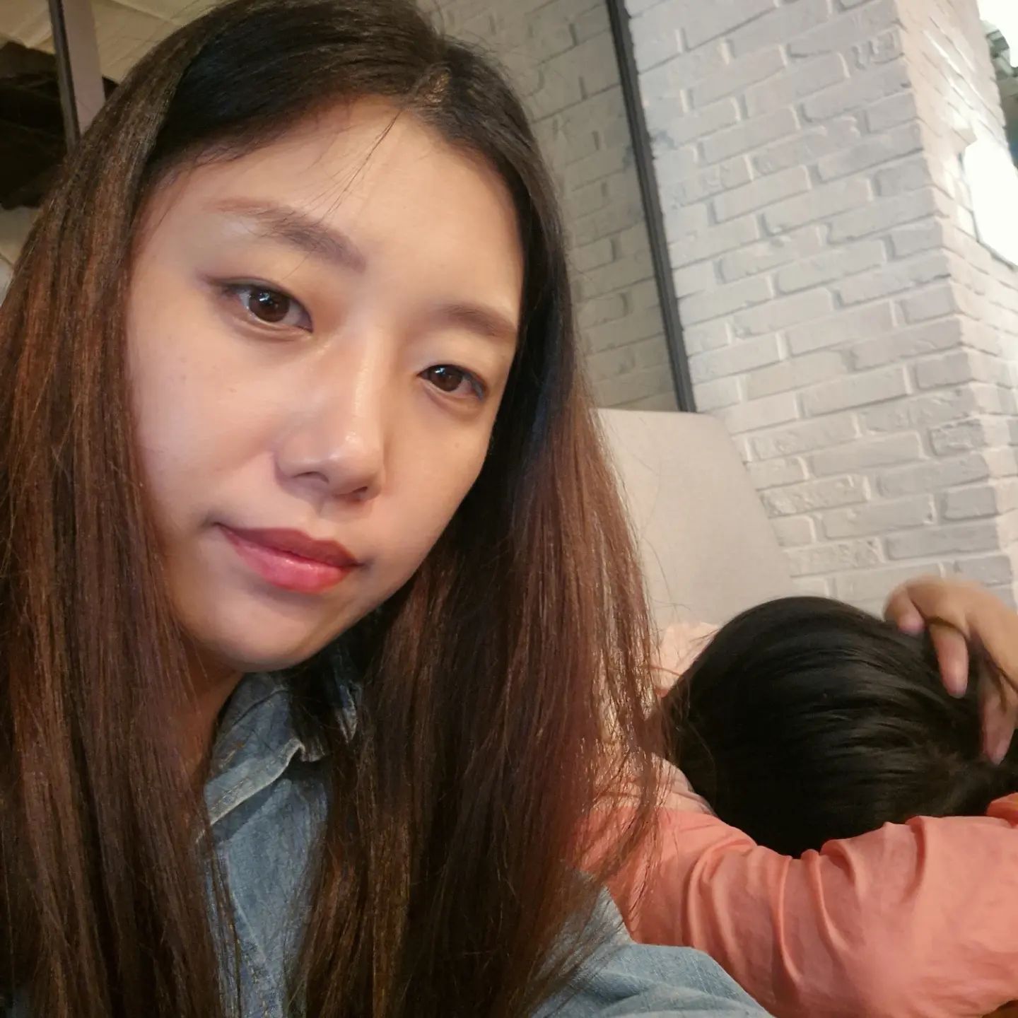 진짜 오랜만에 사람처럼 나온 사진이 있길래 올려봄
신랑 사내카페에 망고빙수가 그렇게 맛있다며 노래부르길래
한번 또 먹으러 가줌
망고도 엄청 넣고 맛있었는데
울애들은 왜안먹는거야......

#망고빙수 #ㅋㅋ다방 #서울나들이