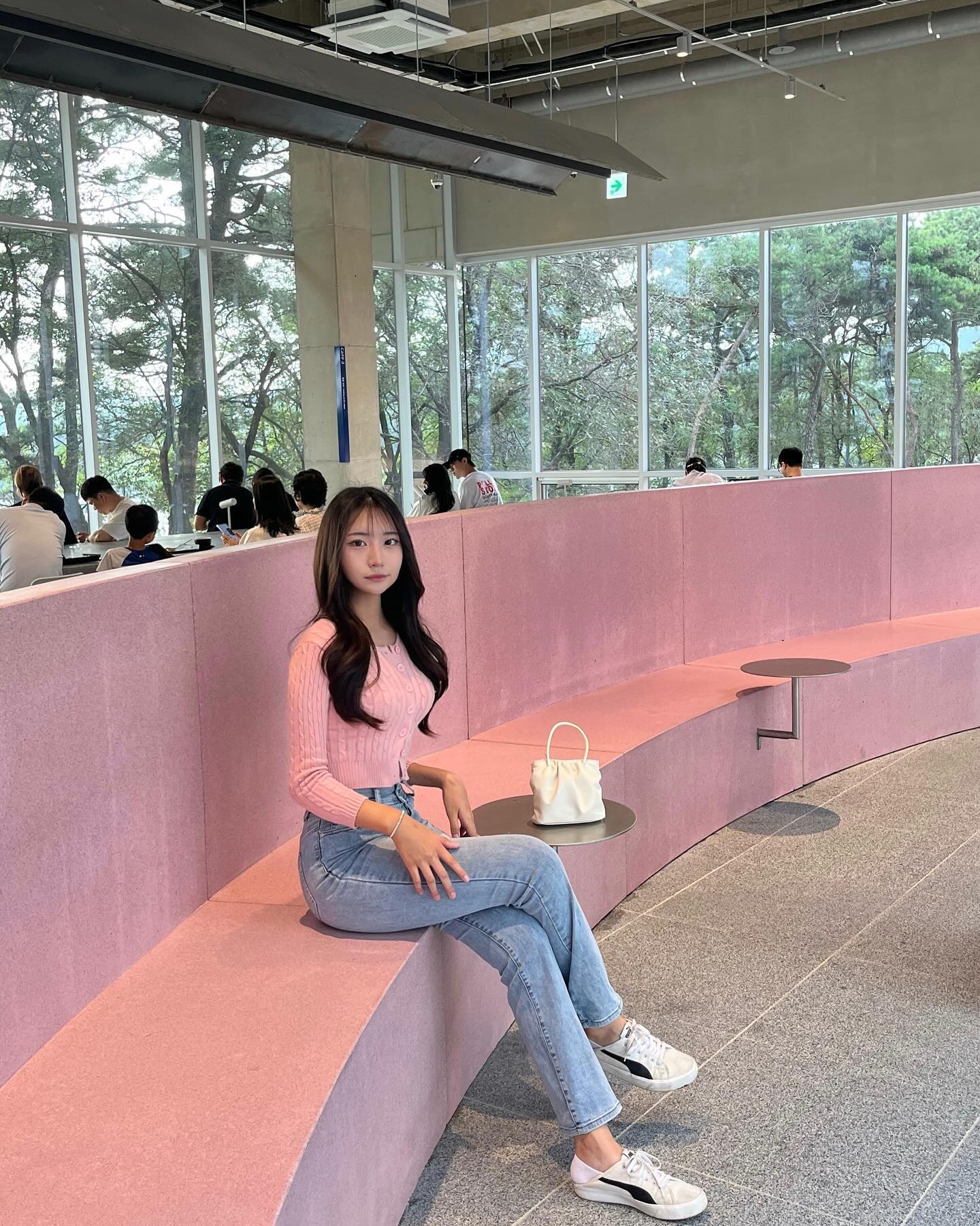 긴팔 긴바지의 계절이다🩷🔥

.
.
.
.
.
#목적지나인 #안성카페 #카페 #평택카페 #가을코디 #가디건코디 #패션계정맞팔 #ootd #니트 #fw