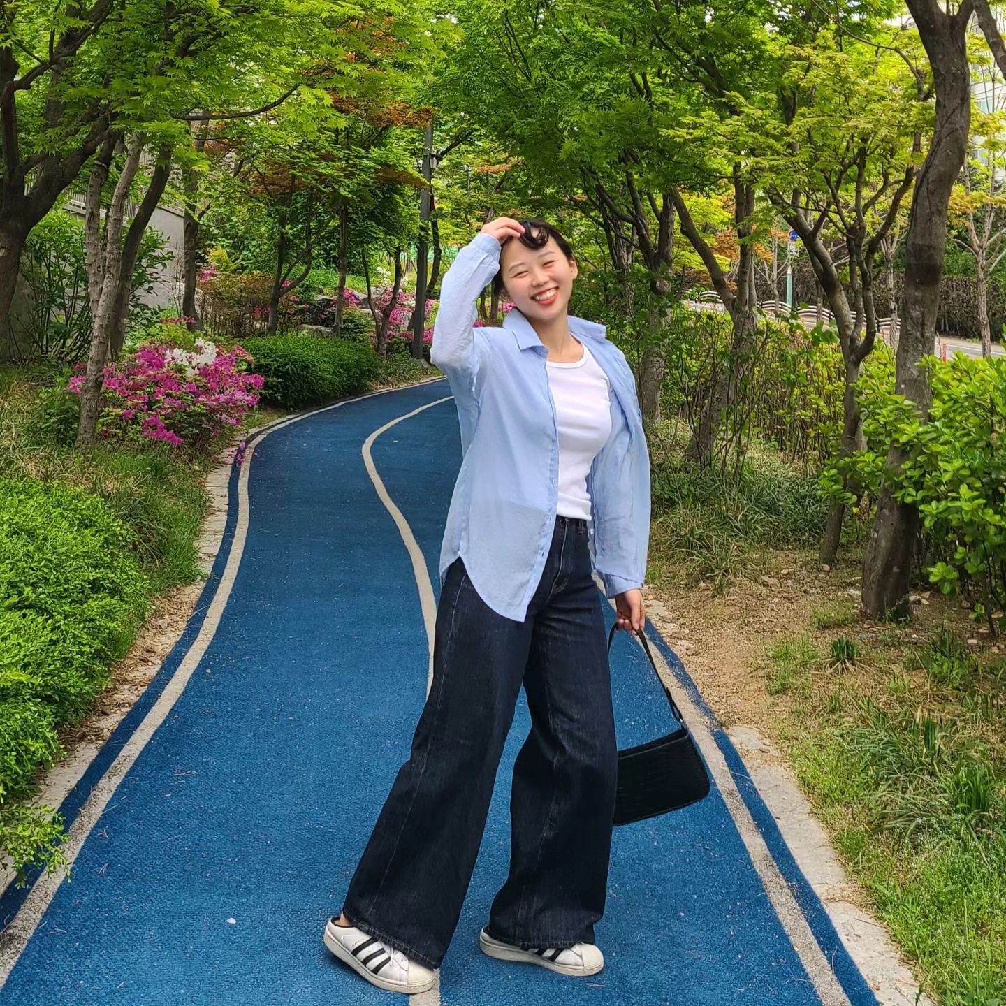 -
편하게 앞머리 볶고 집 앞에 빵집 다녀왔습니다. 
-
다들 즐거운 주말 되세요오. 
-
월요일 출근 싫어... 여름싫어요 🤣
-