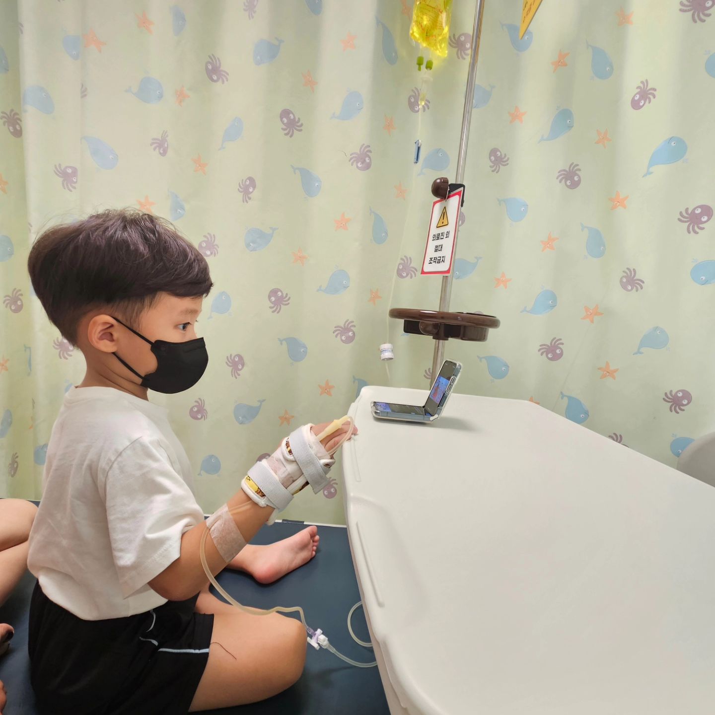 아주 한달내내 ㅜㅜ 병간호중..
한아이가 다 나아서 괜찮아질라하니, 이젠 둘째가 시작됨...
또~~~ 긴시간 가정보육을 해야하니..
아프지말자~~~~
#아들그램 #형제그램 #육아중 #아프지마 #형제지간 #육아스타그램