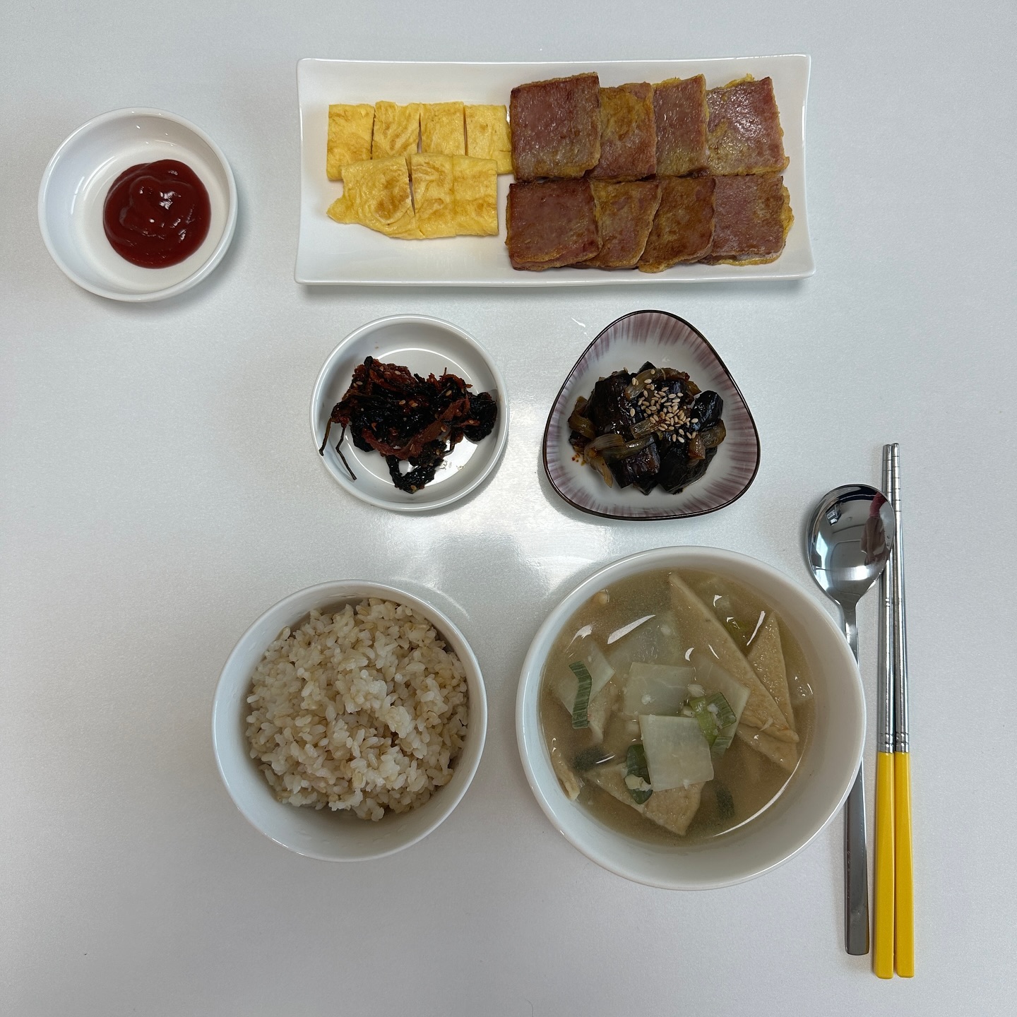 추운날 뜨끈뜨끈한 어묵탕🍢
#어묵탕 #햄구이 #미니계란말이 #할모니반찬 #가지볶음 #집밥 #집밥스타그램 #자취스타그램 #자취요리 #자취요리그램 #맞팔 #선팔하면맞팔 #선팔환영🙌