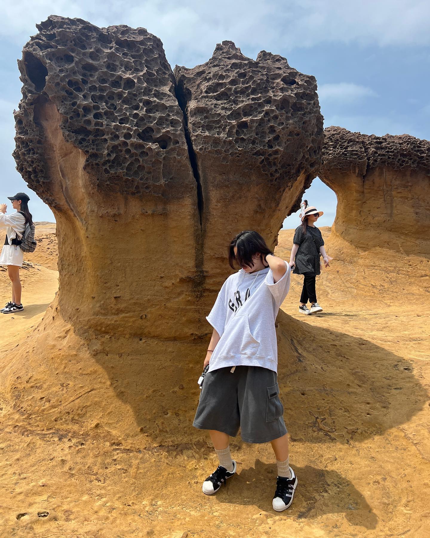 😬다섯번째 날😬_예류(?)

1. 습도가 높은 날...
2. 흠... 액티비티하거나 힐링하는 거 아니면 그냥 그런 듯ㅋㅋ
3. 감흥도 없고 재미도 없고 그냥 사진찍으러 오는 느낌
4. 코코넛마시는 내 표정(🔑포인트)+ 맛 없다 아까워서 마심😗
5. 바다에서 수영하고 싶었다🏊‍♂️
6. 사람들 바글바글 모여다니는 거 조금 지침 ㅋㅋ