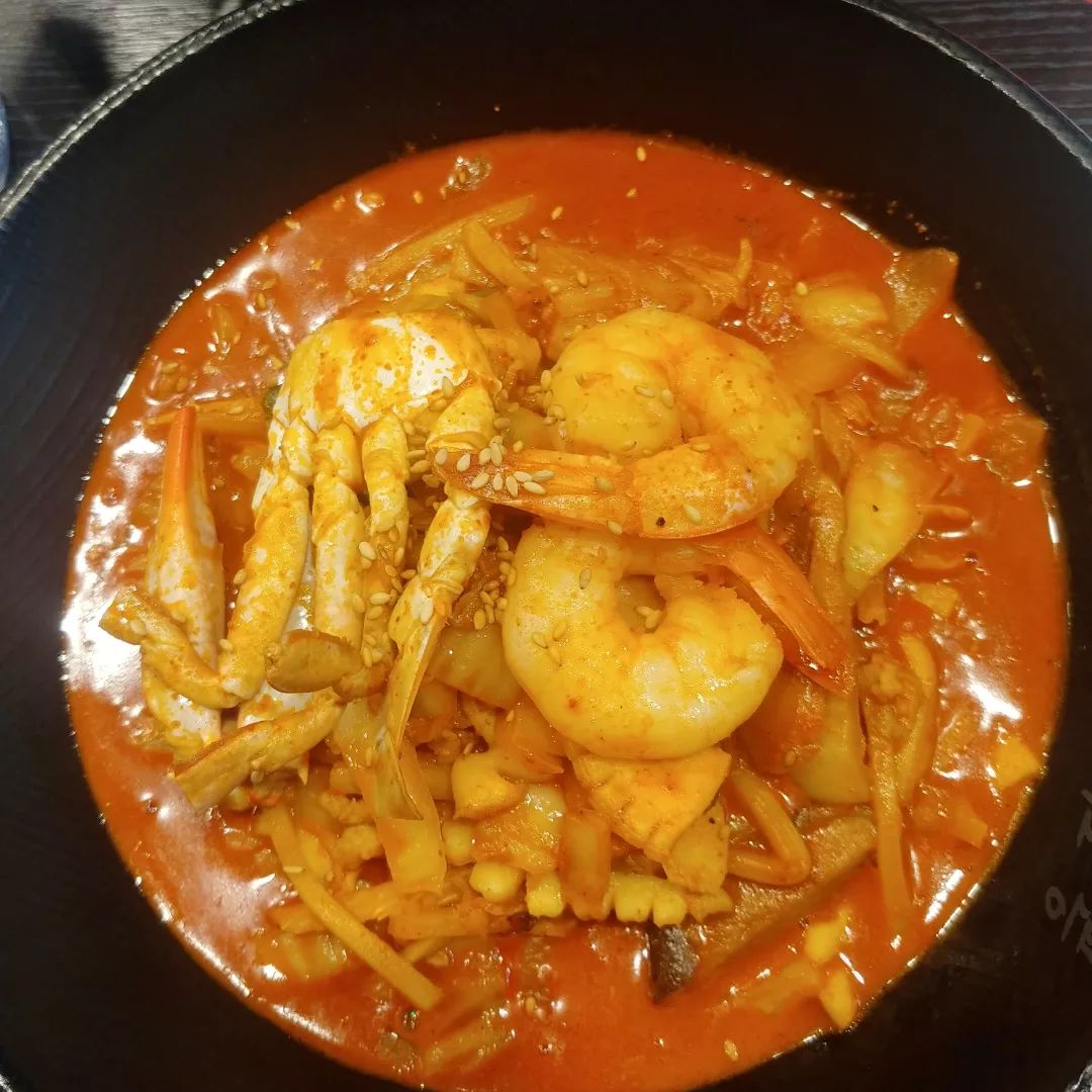 #협찬 불간짬뽕 의정부점

✔간짬뽕

총 3단계의 매운맛이 있는데 1단계가 불닭볶음면보다 안 맵다고 해서 2단계로 시켰는데  생각보다 매웠어요. 그래도 맛있게 매워서 끝까지 다 먹을 수 있었고 공기밥이랑 같이 먹으면 더 좋을 것 같아요.

✔짜장면

간짬뽕 전문점이라 간짜장일줄 알았는데 옛날짜장에 가까운 맛이었어요. 면과 소스가 아주 부드러워 맛있게 먹었어요.

✔탕수육

고기에 잡내가 하나도 안나고 너무 부드럽고 맛있었어요. 저는 찍먹파라 소스를 따로 먹는데 소스에 사과만 들어있어서 좋았어요. 안에 들어있는 사과가 시지 않고 달콤해서 사과만 따로 먹어도 맛있었어요.

✔진짜 깨끗해요 👍

셀프 서비스로 운영되는 곳은 더러운 곳이 많은데 여긴 정말 깨끗해요!

제가 결벽증 있어서 식기, 테이블 등 철저하게 보는데 먼지 하나 없이 깨끗했어요

✔친절한 직원분

역시나 셀프 서비스로 운영되는 곳은 불친절한 곳이 많은데 여긴 직원분이 미소로 응대해주시고 정말 친절하세요

#의정부맛집 #의정부짬뽕 #의정부유니짜장 #의정부간짬뽕 #의정부불간짬뽕 #리뷰노트