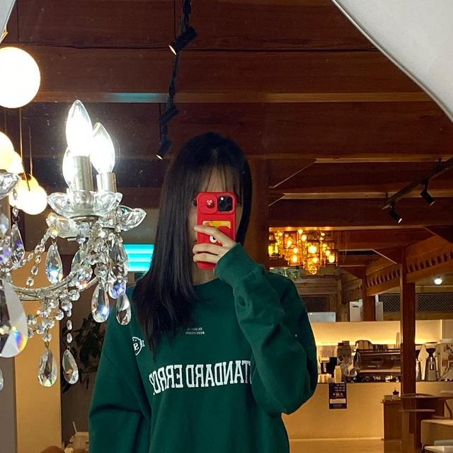 살롱드유아 on Instagram: "#협찬 #스탠다드에러 가을에 입기 좋은 딥그린 컬러💚 오버핏으로 박시하게 매치했을때 여리여리한 분위기가 더 살아나는 #맨투맨 보들보들 국내 자체 제작한 고품