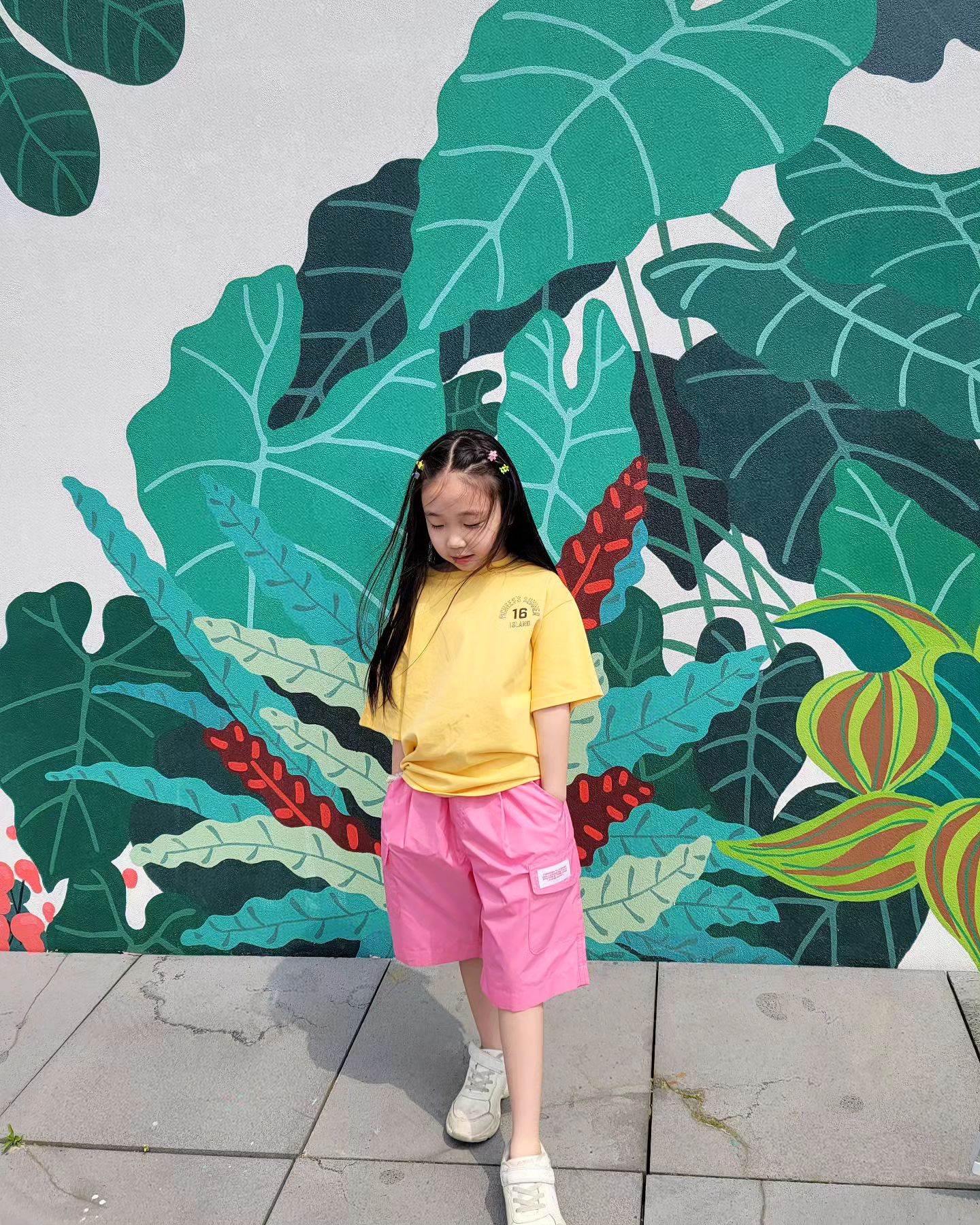 #협찬 #제품제공 pandahana_child.on 
바람이 세차게 불어도 내 비비드함은 막지못하지💛🩷💛🩷 
판다하나에서 피치스의 여름신상을 보내주셨어요🙊
.

색감에 반하고 질감 그리고 핏에 반한 이번 의상은 
부드럽고 톡톡한 면 100%의  포포베이직 티셔츠와 
가벼운 폴리소재의 화섬원단을 사용한 스포티브 하프 팬츠 반바지랍니다🥰
은정이는 122cm 21kg 130사이즈 착용했어요 💕 
.
.
.
#판다하나 #여아코디 #피치스 #초딩룩 #예쁜아이옷 #서포터즈 #키즈모델 #키즈인플루언서 #예쁜초딩옷 #패셔니스타 #여름옷추천 #초딩딸선물 #초딩코디 #9살 #딸맘 #피팅모델