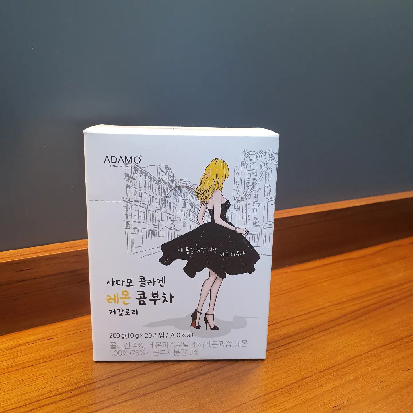 [아다모 콜라겐 저칼로리 레몬 콤부차]

❤️ 저분자 피쉬 콜라겐 함유로 콜라겐을 같이 챙겨보세요!

🧡 1스틱당 30칼로리, 에리스리톨로 단맛을 낸 제품이라서 당류 걱정 없이 즐길 수 있어요.

💛 에리스리톨 뿐만 아니라 콤부차 분말, 홍차 추출 분말, 12종 혼합 유산균이 포함 되어 있는 제품입니다. 

💚 스틱형 제품이라 정말 간편하게 드실 수 있고 차가운 물에도 잘 녹아요!

💙 한 박스에 20스틱 구성이에요 :) (제가 하나 먹은 건 안 비밀🤫)

💜 타 제품에 비해 10g으로 양도 넉넉하게 드실 수 있어요. (1스틱 기준 250ml입니다.)

🤎 레몬향 탄산으로 상큼하고 맛있는 콤부차며 콜라겐 특유의 비린향이 전혀 나지 않아 거부감 없이 드실 수 있어요. 

저처럼 액상과당 중독자에겐 딱인 제품 🤭
건강과 다이어트를 동시에 챙겨보는 건 어떨까요? :)

[본 게시물은 협찬 받은 제품으로 작성하였습니다.]

#아다모 #아다모콤부차 #콤부차 #협찬 #다이어트 #콜라겐 #광고 #레몬 #레몬콤부차 #콤부차다이어트 #콤부차공구 #콤부차추천 #콤부차효능