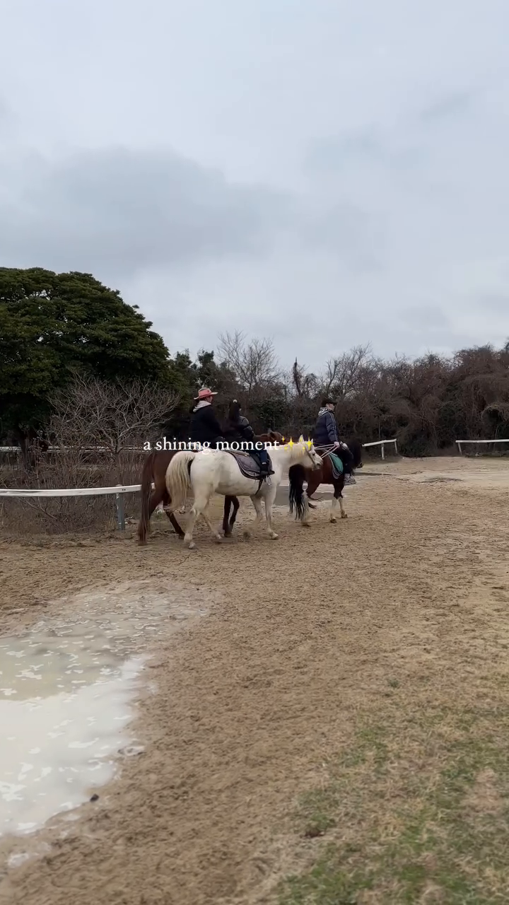 #제주여행 #모녀여행 #승마체험

첫날 우중 승마를 하면서 더 길게 타고 싶어서…말이랑 헤어지는게 넘 싫어서 속상했다는 아임이…
결국 다음 날 승마체험 다시 하러간 ㅎㅎㅎㅎ
백마 타령을 하더니 결국 운좋게 백마랑 만나고!!!
장거리 승마를 체험하고 싶다며 조르는데 다음 체험 예약시간이 다가와 아쉬움을 뒤로하고….안녕~~
대기하다보니 무섭다고 안타는 아이들도 꽤 있던데…
말이 좋아서 하나도 무섭지 않았다는 널 보니 신기하고 기특하네~~~💕
새삼 많이 컸다는 생각을 계속 하게 된 여행~~~

#이아임 #키즈모델 #키즈인플루언서 #주니어모델 #예비초3 #동물사랑 #체험승마 #더마랜드 #서귀포승마 #서귀포승마체험 #백마타기