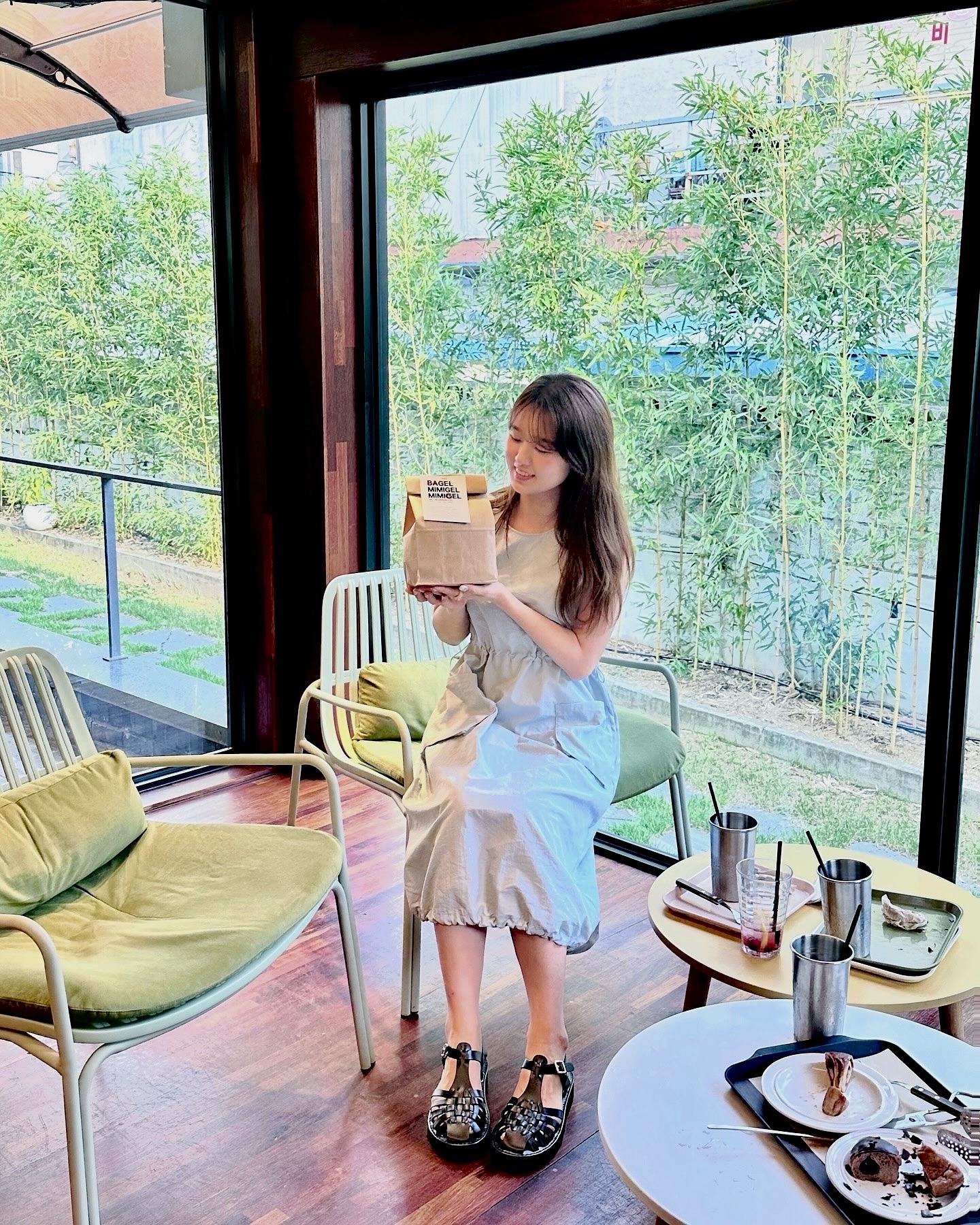 여름에 어디나 잘어울리는 ꔚ피셔맨샌들ꔚ ♥
인기있는 피셔맨이 굽있는 디자인으로 다시 돌아왔어요! 쿠션감도 더 좋아지고 다리도 길어보이는 스타일이에요. 양말에 매치해도 예쁘구 시원해서 계속 손이가는 아이템입니다. 다주미 자체제작인데 항상 퀄리티가 좋아서 굽 있는디자인 없는디자인 모두 소장중이에요. 몇년째 신는데 유행안타는 스타일이라 이제 여름 코디에 없어선 안될 필수템 ᖭི༏ᖫྀ

#협찬 dajoomi 
#다주미샌들 #피셔맨샌들 #여름샌들 #여름코디 #다주미 #샌들추천