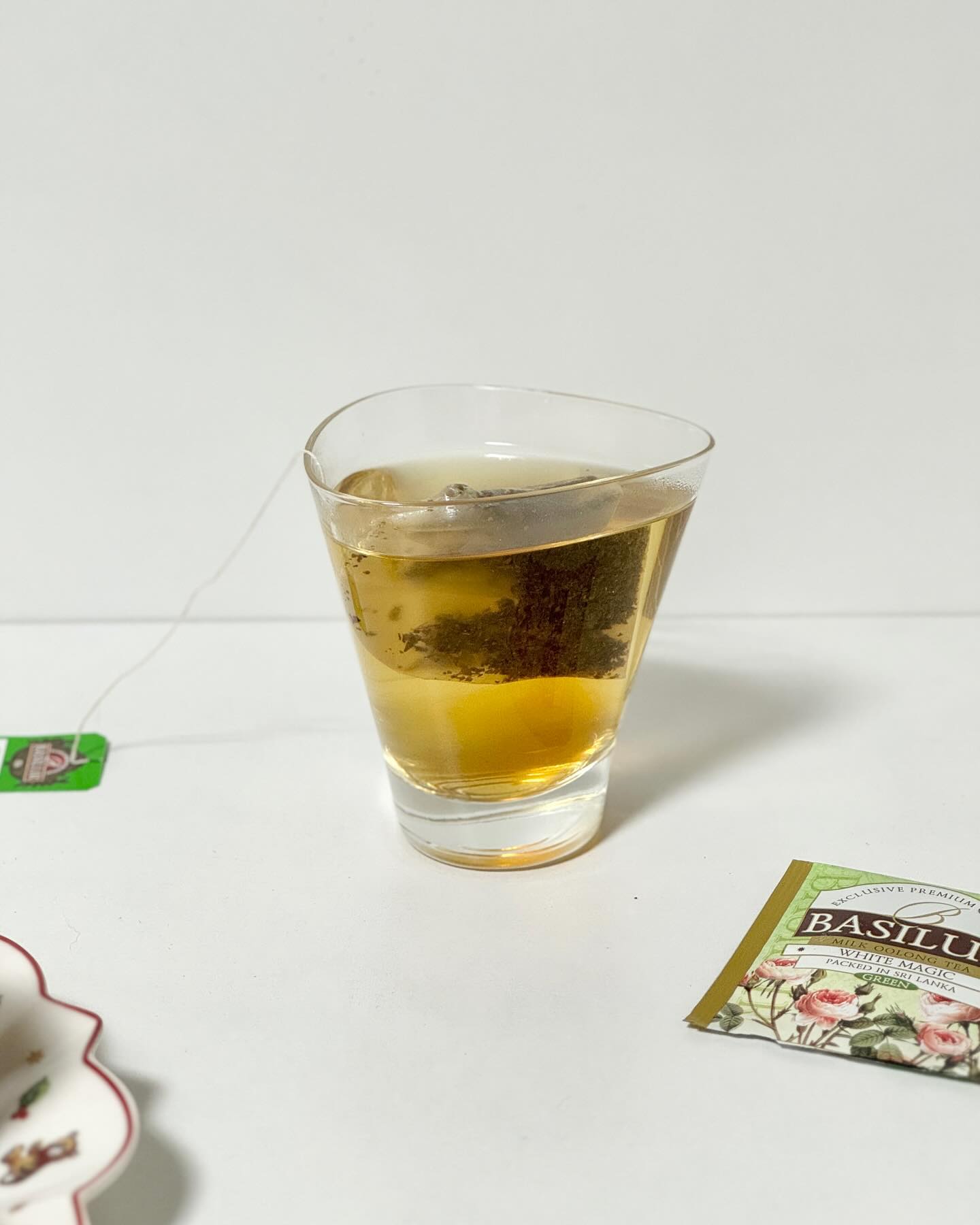 베질루르 화이트매직
기본 우롱티에 약간 우유맛이 가미되어
부드럽게 즐길 수 있는 티 ◡̈ 🍵

#티타임 #베질루르 #화이트매직 #홈카페 #홈카페그램 #티백추천