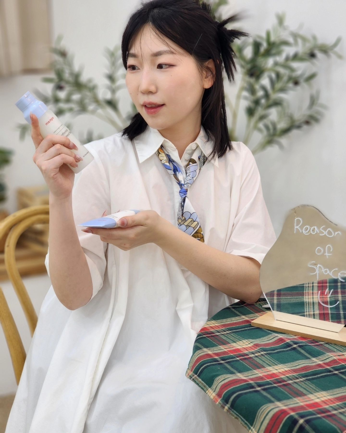 #제품제공 manyoofficial

아주 계절만 바뀌면 난리요지경 피부,,,,,
저는 그냥 늘 맨날 써온 #마녀공장 의 #판테토인토너 #판테토인크림
없으면 안되나바요. 다른거 써봤다가 바로 다시 원래대로 판테토인만 계속 정착...!

에센스 토너는 일반 물토너와 다르게 약간 점도있는 유백색 에센스 타입 토너이에요
판테놀과 멕토인을 4:1로 배합한 판테토인™이 피부 속부터 아주 농도 깊게 채워주면서 진정시켜줘서 저는 보통  별도의 에센스나 앰플 추가 없이  이걸 얇게 두세번 겹쳐서 발랐어요.
크림은 200시간 보습 유지력을 인정 받았던 진정 보습 크림으로 에센스토너 바르고 크림으로 마무리해주면 하루종일 끈적임 없이 초크초크해요~

판테토인 라인은 마녀공장 공홈과 올리브영에서 구매 가능하니 다들 츄라이해보세요 진짜 매번 제품력에 감탄감탄


#늘그렇듯좋은성분 #마녀공장 #판테토인 #판테토인토너 #판테토인크림 #속보습에센스토너 #속건조 #건조피부 #민감피부 #토너추천 #보습토너 #속보습 #올리브영 #올리브영추천 #피부장벽강화 #올리브영토너 #올리브영크림 #속보습토너