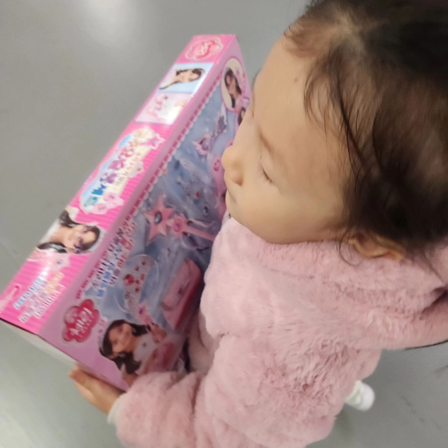 끝나지 않는 선물에ㅋㅋㅋ 공주로 변신해야 한다고 원피스입고 나타나신분ㅋㅋ투..머치..지만 이쁘넹ㅋㅋㅋㅋ옷도 갈아입고 눈사람도 만들고 눈오리도 만들고 클쑤연휴 알차게 보냈네

#크리스마스 #화이트크리스마스 #연휴끝