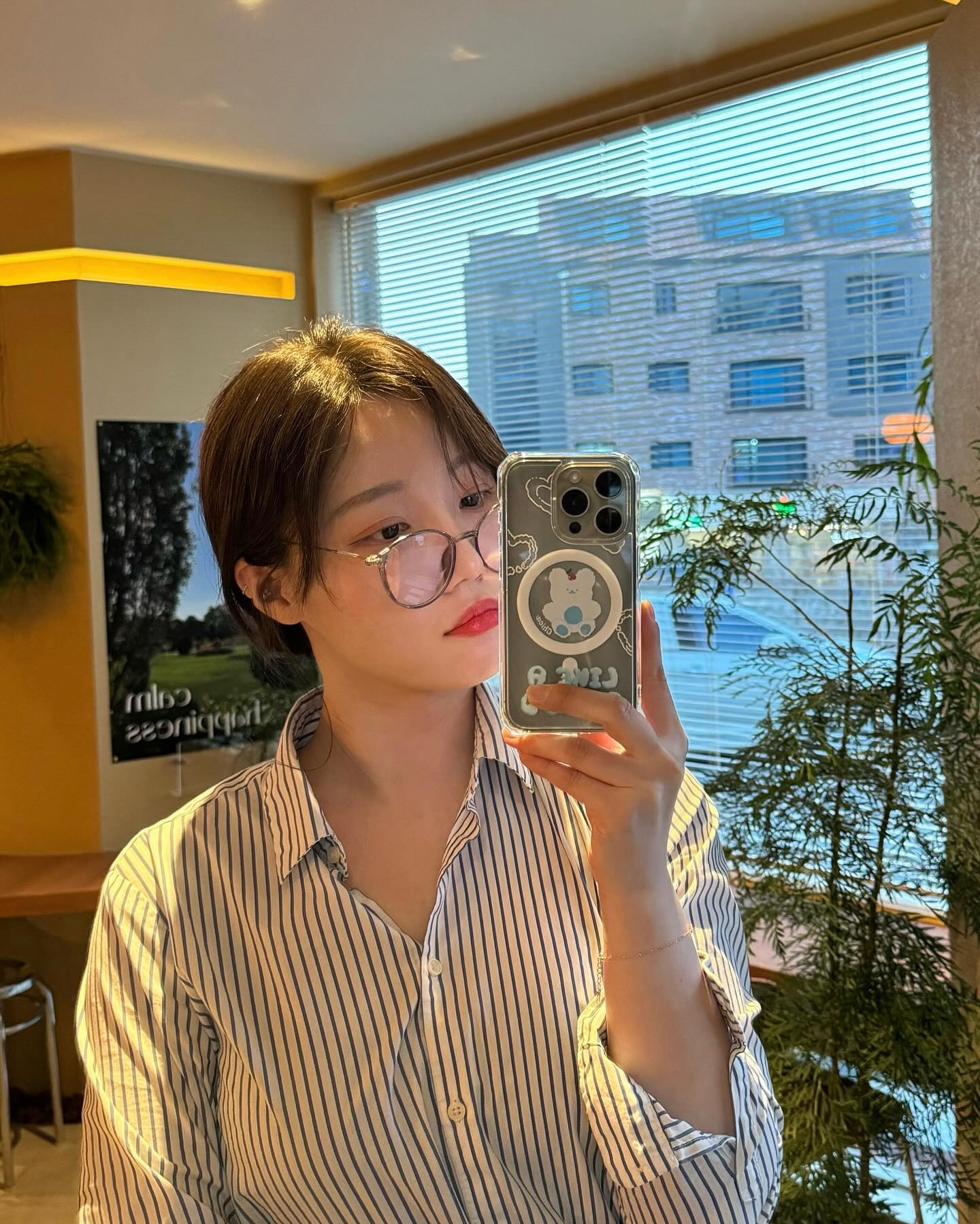 #협찬 퇴근하고 오랜만에 혼카☕ 거울샷 찍을 때 폰케이스 예쁘면 기분 너무 좋고..!
귀여운 체니가 구름 위를 둥둥☁️

#라이크어클라우드체니 #치카케이스 #chicacase #맥세이프슈퍼탱크 #맥세이프케이스 #젤리케이스 #베니 #체니 #폰케이스 #폰케이스추천 #아이폰케이스 #갤럭시폰케이스 #귀여운케이스추천 #캐릭터케이스추천 #디자인케이스 #핸드폰케이스추천 #아이폰15케이스 #갤럭시24케이스 #폰꾸