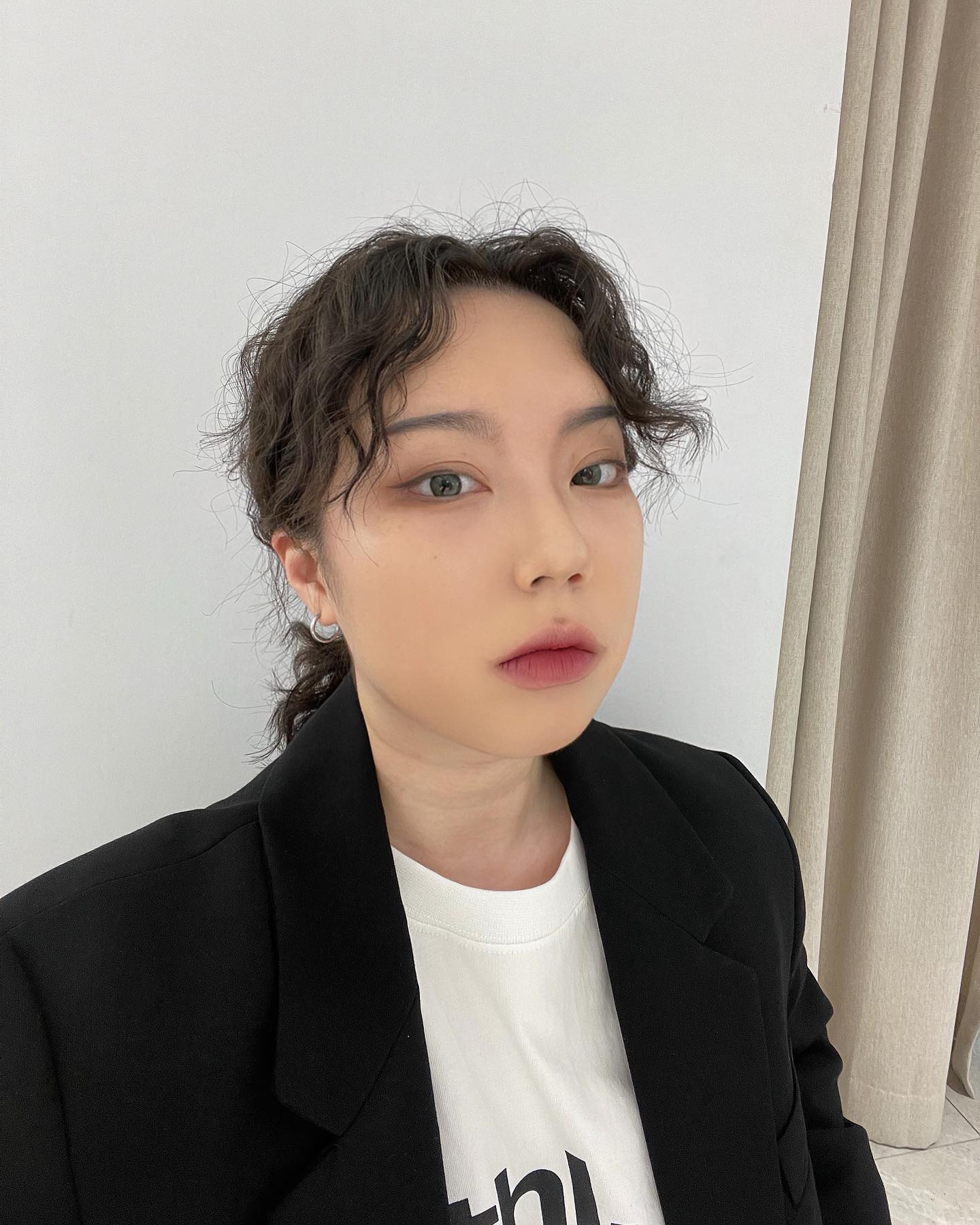 eyesm_lens 

아이즘렌즈끼고 신났쟈나~~
빈티지한 색감에 오묘함 한방울💚
부담스럽지 않은 자연스러운 발색이라서 꾸안꾸용으로 딱이당🤤

#제품협찬 #아이즘 #eyesm #윙크 #윙크앱 #허그문