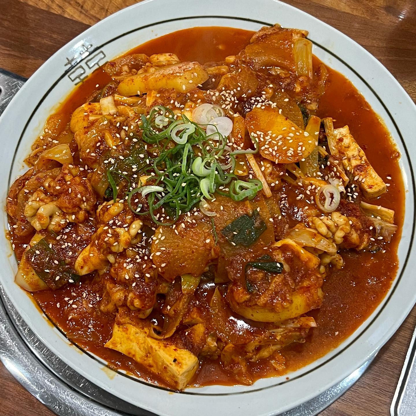 🍴#머기마산
#마산맛집 #마산어시장맛집 #마산찜
#속초이모네찜 #마산속초이모네찜

저의 최애 맛집 ..! 드디어 공유합니다
마산어시장에 위치한 속초이모네찜
추천하는 분들마다 맛없단 분 못 봤네요

처음 드시는 분은 모듬찜을 추천해요
여러가지 생선이 들어가있어서 좋고
선택할 수도 있어서 추천하는 메뉴입니다

제가 좋아하는 찜은 아구랑 갈치인데
갈치를 직접 잡아서 하셔서 존맛탱 •• 
여기보다 갈치 부드러운 곳 없었어요

사이드메뉴인 짬뽕순두부도 맛있어요 !!

부모님이랑 가도 좋고 친구랑 가도 좋고
밥으로도 좋고 술안주로도 추천합니다 ◡̈ 

#맛있다그램 #먹스타그램 #꿀맛 #존맛 #존맛탱 #핵존맛