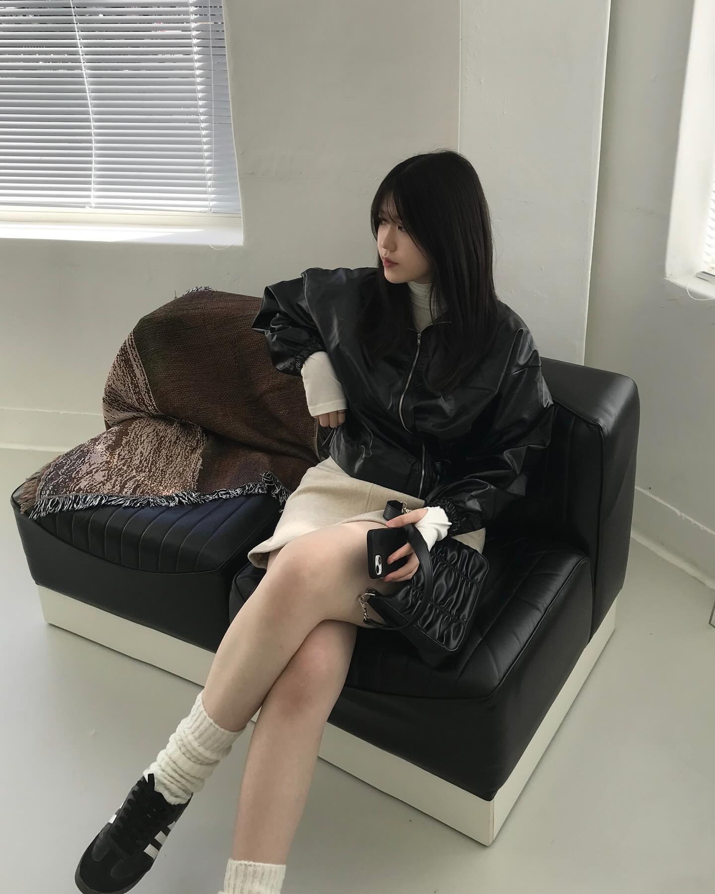 시크하고 스타일리시한 레더자켓 ,, 🖤👸🏻
짧은 크롭 기장감과 깔끔한 디자인으로 다양한 스타일 연출이 가능하답니다 !

#협찬 #헤브무드 #레더자켓 #레더자켓코디 havemood_diary