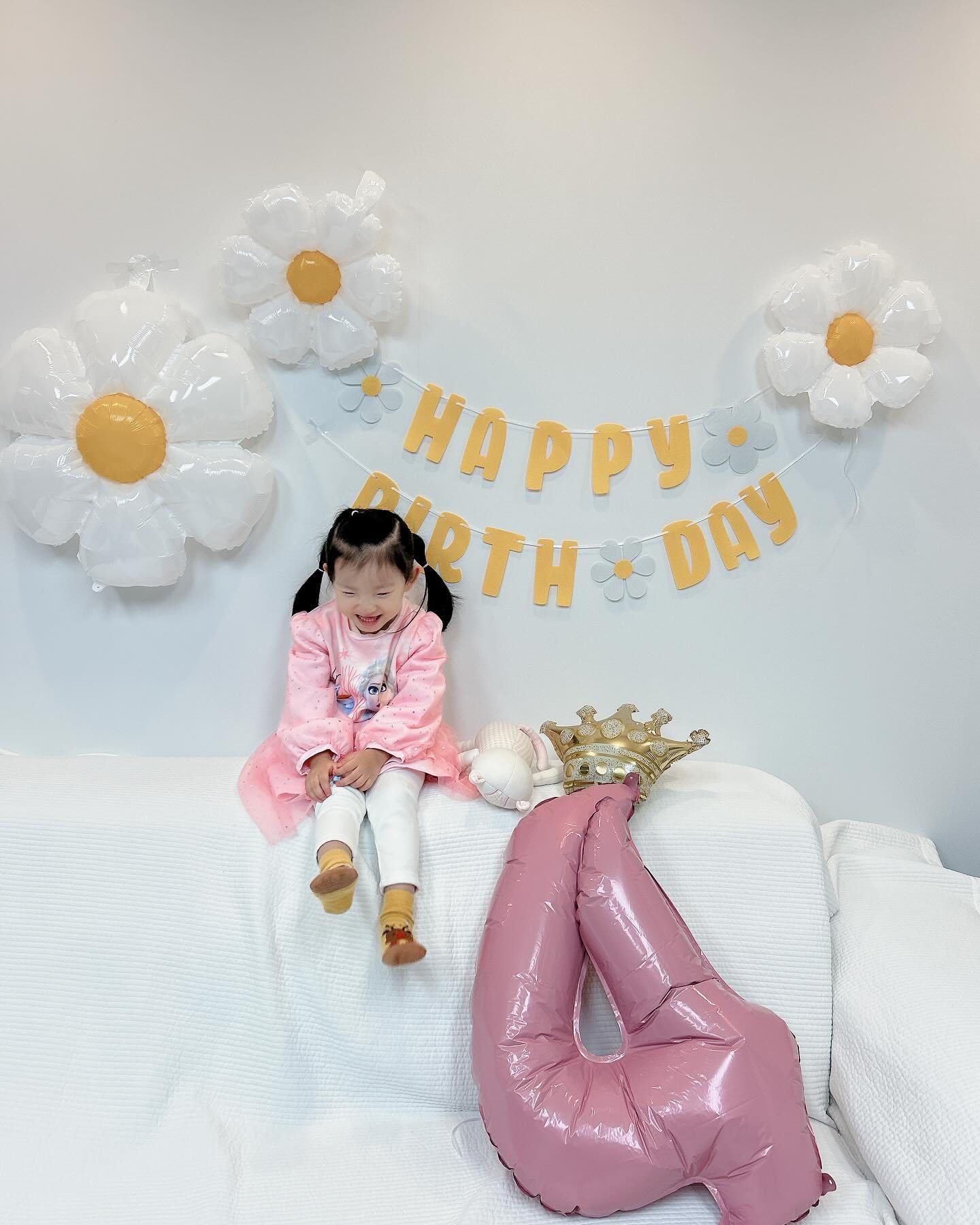만4살 되자마자 하루만에 6살이 되어버린 #12월31일생🎉 
작고 소중한 내 아가❤️
정말정말 많이 사랑하고 매일 감사하고 매일 행복해
너라는 존재가 얼마나 큰 선물인지… 너를 볼때마다 얼마나 예쁜지
자기전 매일 사랑한다 말해줄 수 있는 지금이 얼마나 행복한지
너는 모를꺼야
앞으로도 우리 세 식구 알콩달콩 잘 살아보쟈🥰

*하얀이모가 사준 포실핑 가방메고 3일째 등원중

#김리원아기 #엘사드레스👗 #만4세생일파티 #셀프생일촬영 #데이지꽃풍선 #데이지꽃생일파티세트 #내눈엔아직도아가 #포실핑 #포실핑가방