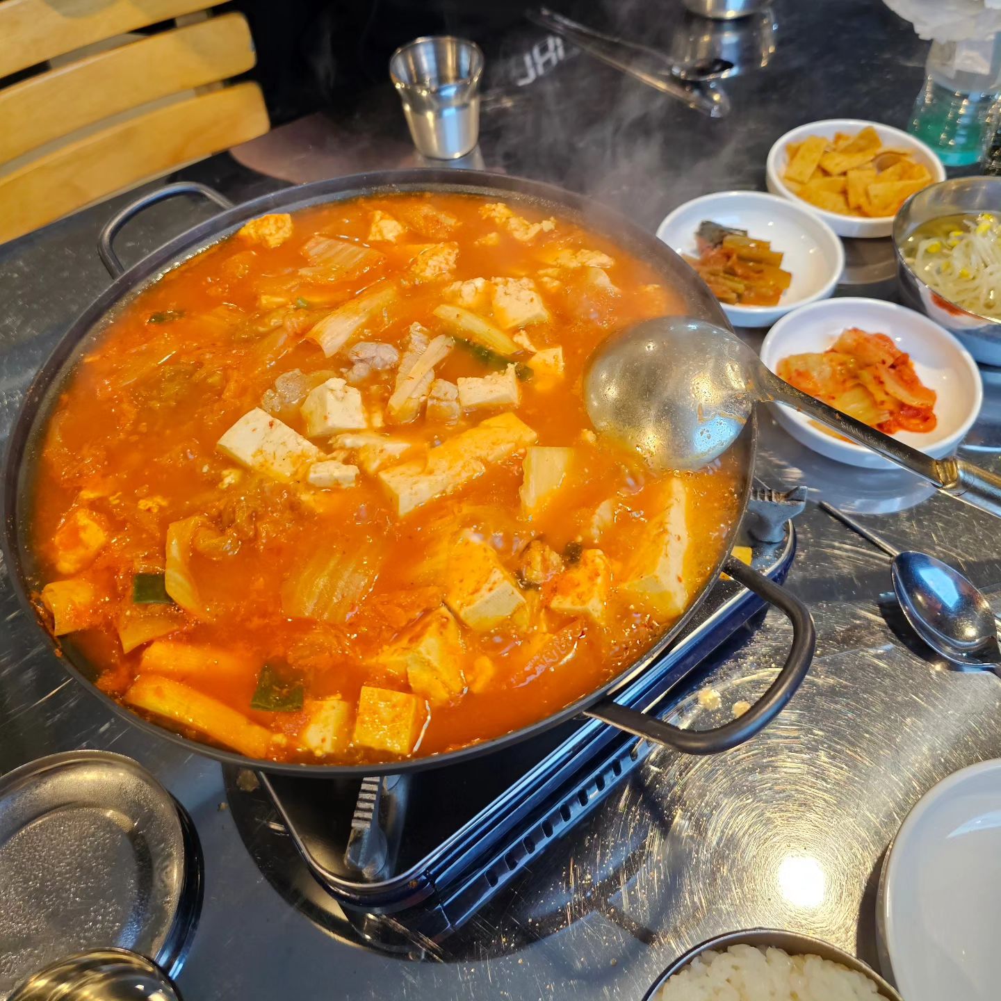 #협찬 ⭐️돼지랑찌개랑 구월점⭐️

날씨가 추워지니 뜨끈한 국물 생각이 절로 나요~

간만에 밖에서 사 먹는 시원 칼칼한 김치찌개
먹고 싶어서 돼지랑찌개랑 구월점으로 고고👀

밑반찬부터 메인 요리까지 깔끔하고 맛있었는데요

적당히 새콤하게 잘 익은 야들야들한 
김치에 두툼한 고기랑 두부도 가득💕
국물은 끓일수록 깊은 맛이 나더라는~~😍

이거 하나면 밥 한 공기는 거뜬합니다🤗

주물럭이랑 고추장찌개 맛집이기도 하다니
다음엔 다른 메뉴 도전하러 가봐야겠어요👍

[돼지랑찌개랑 구월점]
✔️주소 : 인천 남동구 인하로489번길 28 2층 201호
✔️영업시간 : 매일 11:00 - 23:00 (라스트오더 22:00)
✔️연락처 : 0507-1401-8658

#구월동고기집 #구월동밥집 #구월동김치찌개 #구월동찌개 #인천고기집 #인천고기 #구월동맛집 #인천맛집 #인천남동구맛집 #인천밥집 #인천남동구밥집 #인천남동구찌개 #인천짜글이 #인천김치찌개 #돼지랑찌개랑구월점