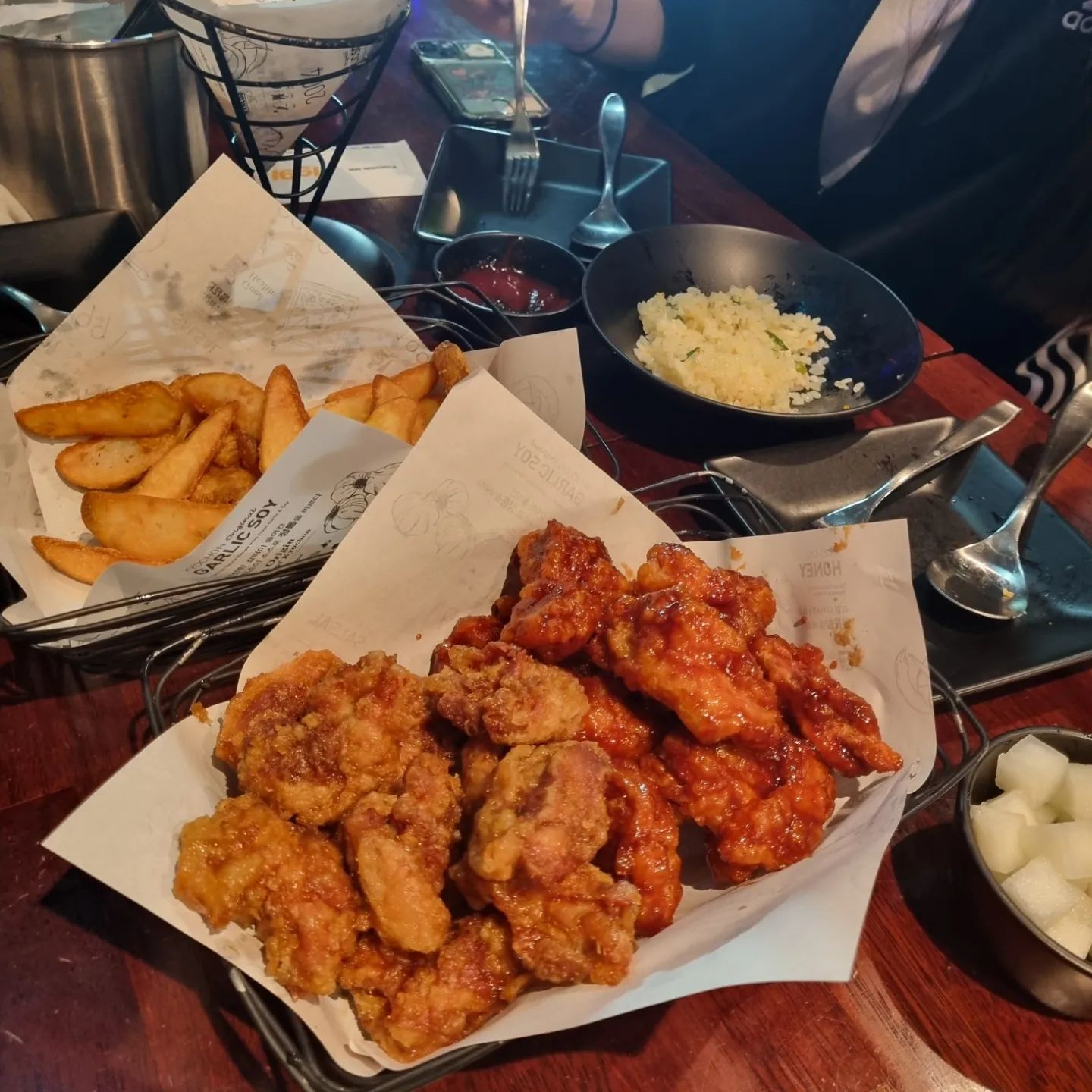 지난 #먹부림🐷 
축구볼땐? 치킨!
#교촌치킨영등포역점 에서
#교촌허니순살 #교촌레드순살 
비싸도 맛있다!

.
.
.

#교촌치킨 #축구볼때는 #치킨이닭 
#영등포맛집추천 #영등포교촌치킨