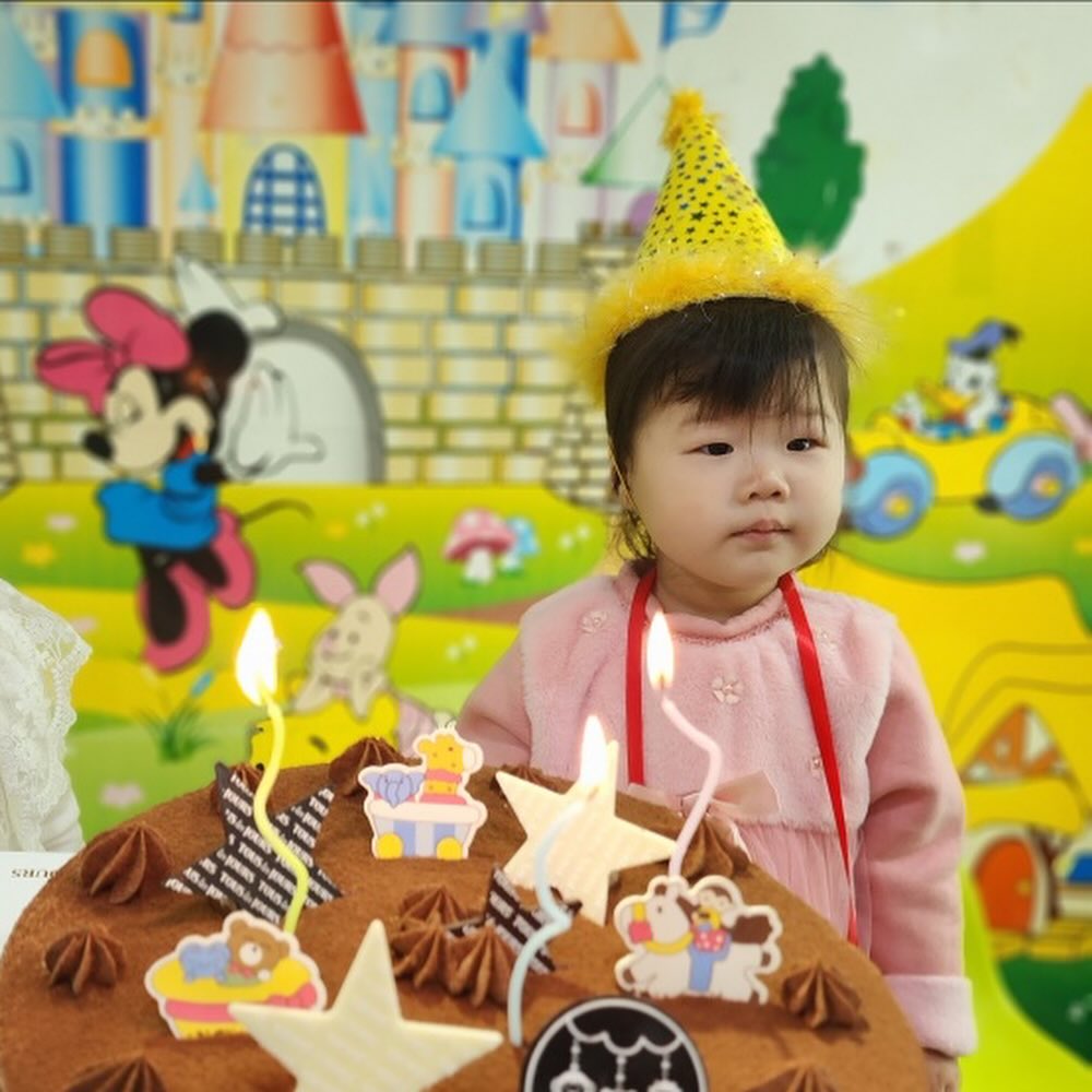 어린이집에서 키카가서 생일파티🥳오늘 주인공 👑🥰
맨날 다른 아기들 사진 보며 신기해했는데 울애기도 이렇게 커서 어린이집에서 생파도 하고오고 생일선물도 받어오고 신기하기도하고 기특하다❤️

.
.
#생일파티#주인공#10월생#어린이집생일파티