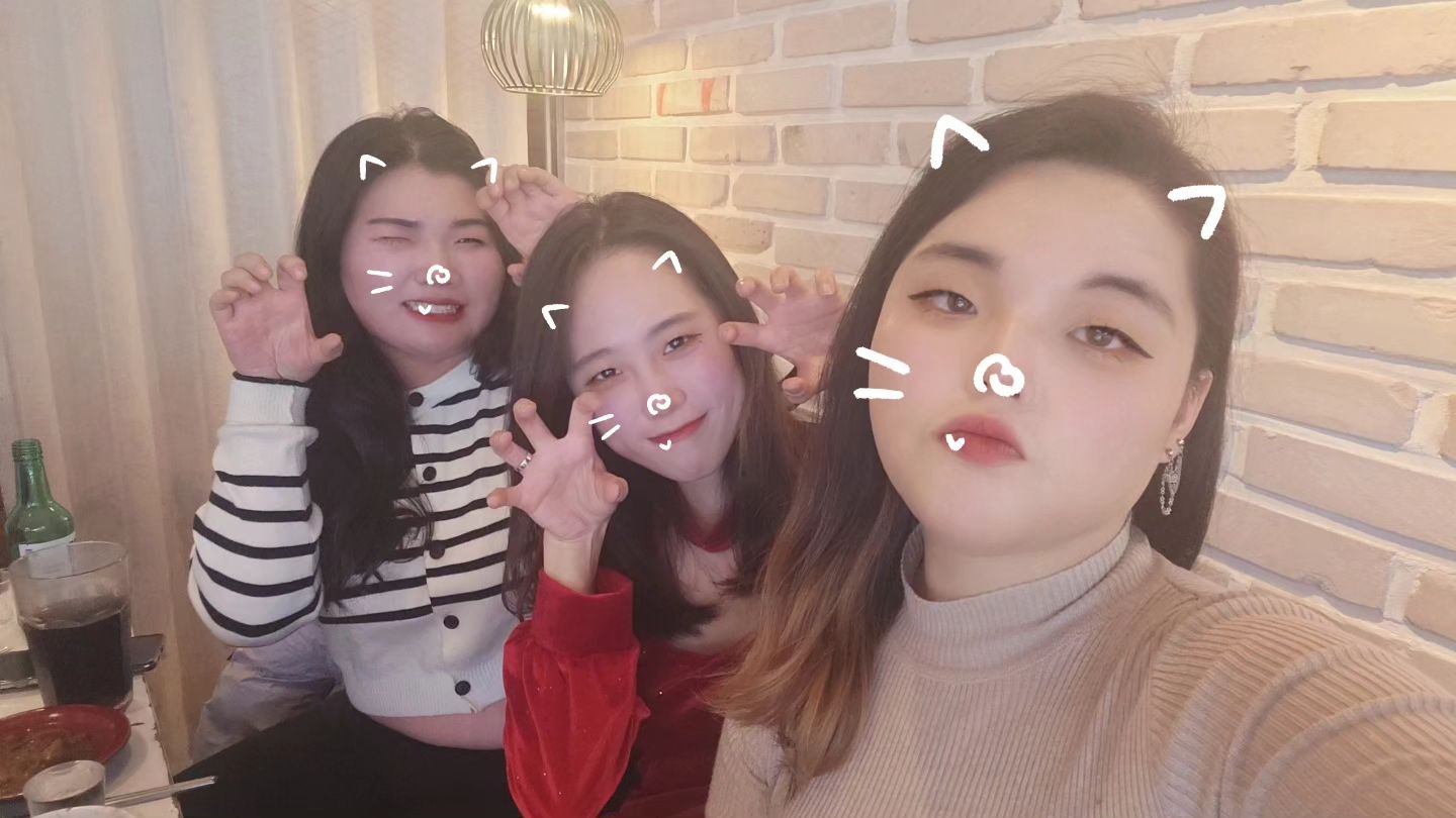 언니들이랑 셀카🫶
.
.
세상 100만년만에 술마신거 같..아닌가😅
맥주반잔 마시고 어지러운 1인🍺
소주,소맥 마시는 언냐들 신기..🍻