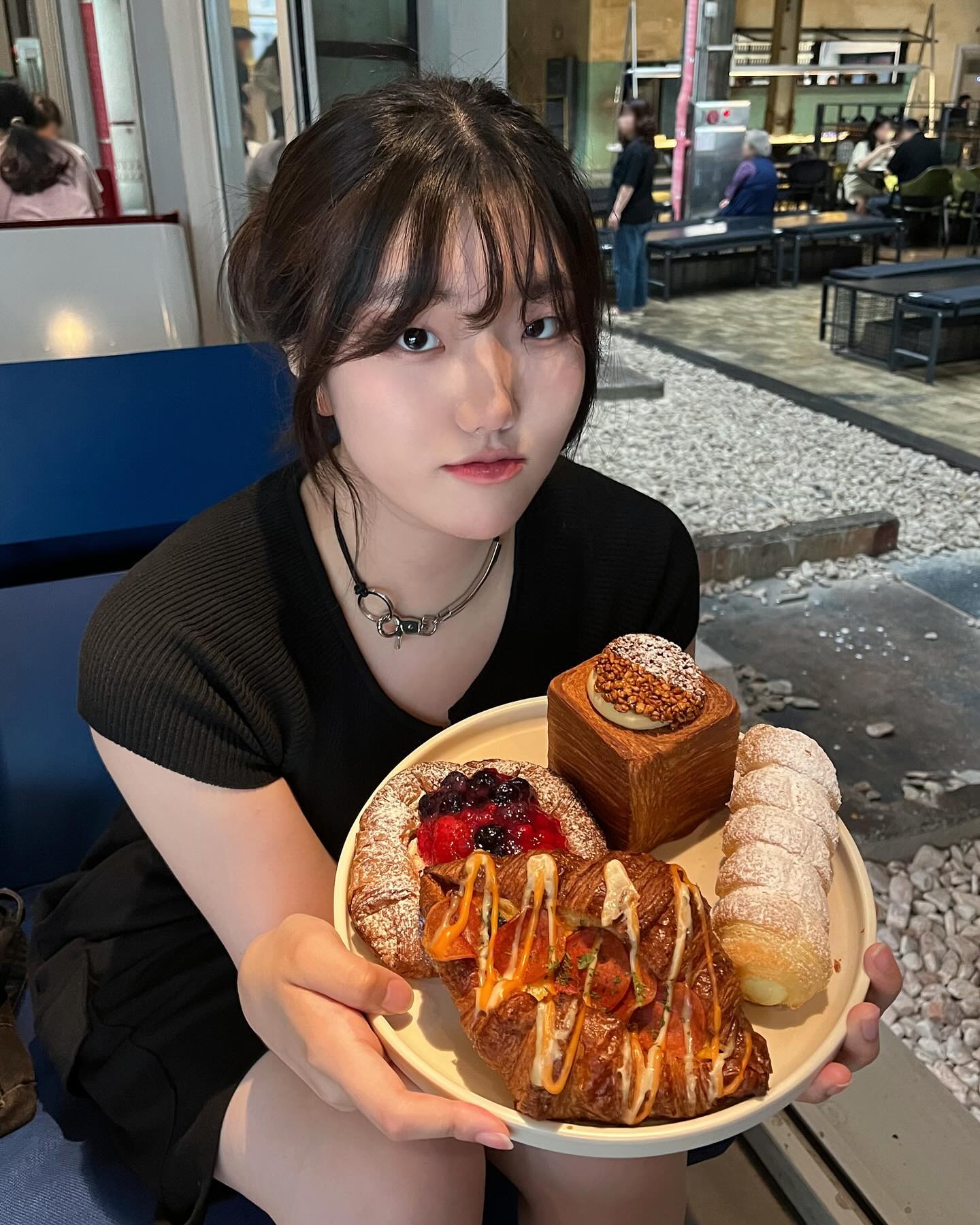 평소 가보고싶던 cosmo.40 에 초대 받아 다녀왔어요🖤

대형 베이커리 카페로 베이커리도 아주 맛있는!🥖🍞🥐🥯 
특히 전 헤이즐럿 크림큐브랑 바닐라 코르네 너무 맛있었어요!

심지어 폐공장을 개조해 여기저기 힙한 포토존도 있고 
매달 새로운 전시, 공연, 이벤트 등을 진행하고 
탁구 칠수 있는 공간까지 있어서 이색데이트장소로도 오기 좋을것 같아요🏓

주차공간까지 있으니까 다들 드라이브 가세요 🫶🏻✨

#인천서구카페 #인천대형카페 #인천베이커리카페 #인천가볼만한곳 #카페추천 #패션코디 #힙한패션 #무채색룩 #패션스타일그램 #좋반 #맞팔 #lfl #fff