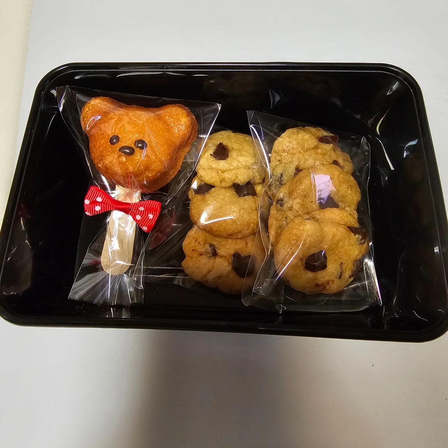 내일 지미니 생일에 어린이집에 돌릴 쿠키🍪&마들렌🐻

어쩌다보니 선생님들 것까지 대량 생산 하느라 하루가 다 갔다😅ㅋㅋㅋ 쿠키 200개 이상 굽기는 또 처음...미니 오븐 서러운 하루여따ㅋㅋㅋ

그래도 하원 후 좋아하는 지미니를 보고 매우 뿌듯했다❤️ 

내일 행복한 생일 보내자~!

#홈베이킹#생일답례품#가내수공업#곰돌이마들렌#초코칩쿠키