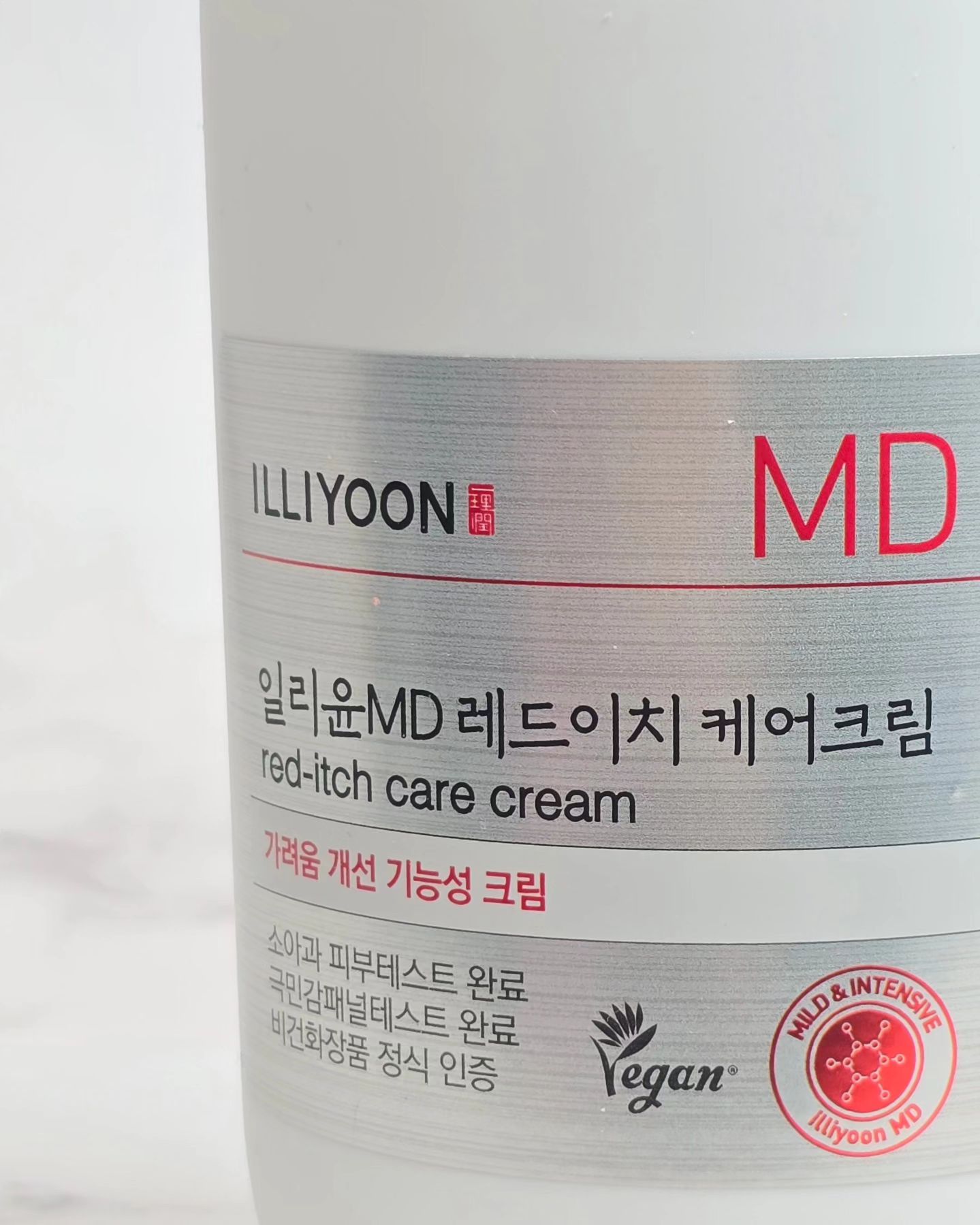 #협찬 illiyoon_official
⠀
일리윤 MD 레드이치 케어크림은 식약처에서 가려움 개선 기능성을 인정받은 아모레퍼시픽의 첫 제품이에요. 얼굴부터 바디까지 모두 사용 가능하다니, 이건 정말 대박이죠? 😮
⠀
사용해보니, 진짜로 가려움이 감소하는 걸 느낄 수 있었어요. 제가 아니라 인체적용시험 결과로도 '가려움 감소 81.2%'라는 확실한 개선효과가 나온 제품이거든요. 2주만에 가려움이 41.3% 감소하고, 4주 후에는 무려 81.2%나 감소했다는데, 진짜 놀랍지 않나요? 😲
⠀
그리고 이 제품, 소아과 피부테스트를 통과해서 영유아 피부에도 사용 가능하다고 해요. 0세부터 극민감피부용으로 사용 가능하다니, 이건 정말 대단한 거 같아요. 피부자극지수가 0.00%라니, 우리 아이들에게도 안심하고 바를 수 있겠어요. 👶💕
⠀
제형도 정말 마음에 들어요. 번들거림이나 끈적임 없이 흡수력이 높아서 빠르게 흡수되어 촉촉하게 유지해주더라고요. 무향, 무첨가, 동물성 원료 FREE, 비건크림이니까 더욱 안심하고 사용할 수 있었어요. 🌿🐇
⠀
그리고 이건 꼭 말해야 할 것 같아요. 인체적용시험 설문결과 만족도가 100%라고 해요! 가려움 기능성 케어는 기본, 민감피부 진정과 피부장벽 강화, 수분보습까지! 이런 제품이 있다니, 정말 대박이죠? 💯
⠀
⠀
#15그램 #15그램뷰티 #15그래머 #일리윤 #레드이치크림 #레드이치케어크림 #일리윤레드이치크림 #가려움개선크림