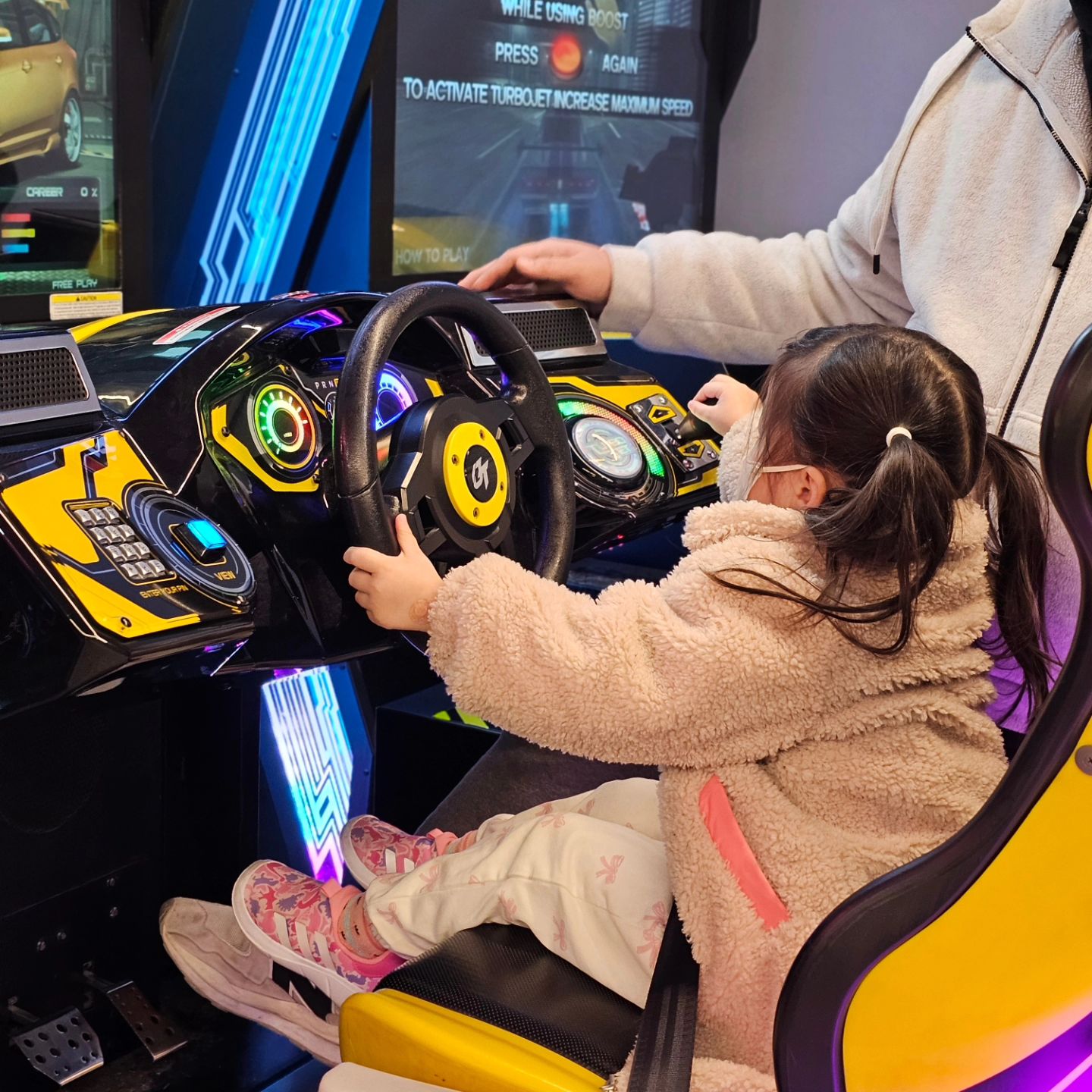 한시간 4천원대로 즐기는
무제한 실내게임장 🕹

아이랑 가도 괜찮을까? 싶었는데
키즈존이 있어서 아이들이 타고 할 수 있는
게임들이 따로 갖춰져 있어요.

평소에 1,000원~2,000원씩 넣고
짧게 탔던 탑승 놀이기구랑
레이싱게임, 슈팅게임 등을
시간 내 마음껏 즐길 수 있고
엄마아빠도 오랜만에 게임의 세계로~

야구배팅, 탁구, VR까지 모두 포함♡

📍할인권 구매처와 자세한 후기는 블로그에 있어요!
(프로필에 링크있습니다.)