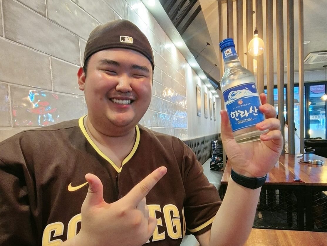 꿈을 꾼 거 같아요 눈 뜨기 싫을 정도로 억지로 다시 자 볼 정도로 좋은 꿈
날씨는 덥지만 사람들은 따뜻하며 어쩔땐 뜨겁고
지금 당장은 보답 못 하지만 언젠가 보답 하고 싶다 라는 
버킷리스트가 추가된 제주도

과랑 과랑혼 벳디 제주엔 참 종거 만쑤다양🍊

P.s 승훈이형 정말 고맙습니다.