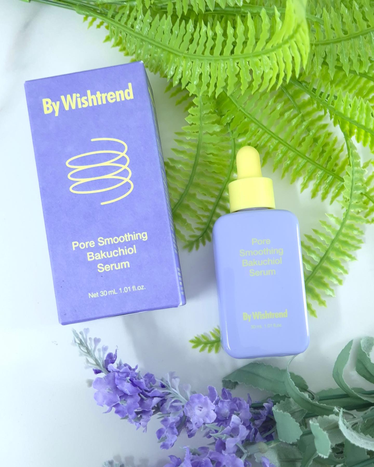 바이위시트렌드 포어 스무딩 바쿠치올 세럼
30ml/ 21,000원(할인가) 

💜외관
바이위시트렌드만의 퍼플과 옐로 컬러로 되어있는 유광케이스에요! 스포이드 타입이라 양조절이 쉽고 깔끔하게 쓸 수 있답니다😊 

💜제형
중력을 받으면 주르륵 흐르는 세럼 제형이에요! 반투명한 연보라색 세럼으로 수분감 가득하게 발려요💧가볍고 산뜻하게 마무리 되는편이에요 
자극은 없는데 바르자마자 모공 축소 효과가 있다고해요🥰

💜사용방법
토너 바른 후 세럼 단계에서 사용하고 있어요! 기존 바쿠치올 나이트 크림과 다르게 낮과밤 모두 사용할 수 있답니다👍 밤에는 크림이랑 같이 사용해주면 더 탄력있는 피부를 가질 수 있겠죠??

💜추천
주름개선 및 미백 효과가 있는 제품으로 특히 모공이 커서 고민인 분들에게 추천드려요!

#바이위시트렌드 #포어스무딩바쿠치올세럼 #모공세럼 #모공세럼추천 #미백세럼 #bywishtrend