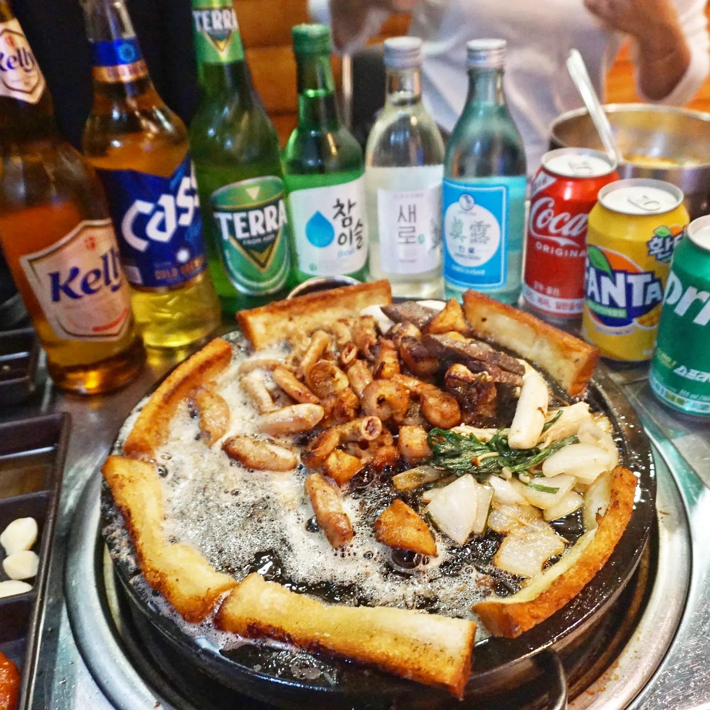 ⭐️ 돌곱1991 ⭐️
수완지구 소곱창 맛집 돌곱1991! 

여기는 오래다닌 곱창맛집이에요^^
친구들이 다~
곱창 좋아하는데 모듬으로 먹으면 딱 좋아요

💛🧡❤️💙🤎🩶💚💜
곱창 맛있게 먹고 밥도 볶아 먹고 전골도 먹고~
 
라면이랑 국수도 있어서 
후식으로 먹기 안성맞춤!!

도란도란 이야기하면서
편하게 먹기 좋아요
다음주도 또가장~
#돌곱1991 #수완지구곱창 #수완지구소곱창 #수완동맛집 #수완동곱창 #수완지구곱창맛집 #수완지구맛집 #광주곱창맛집 #광주곱창 #광주소곱창
