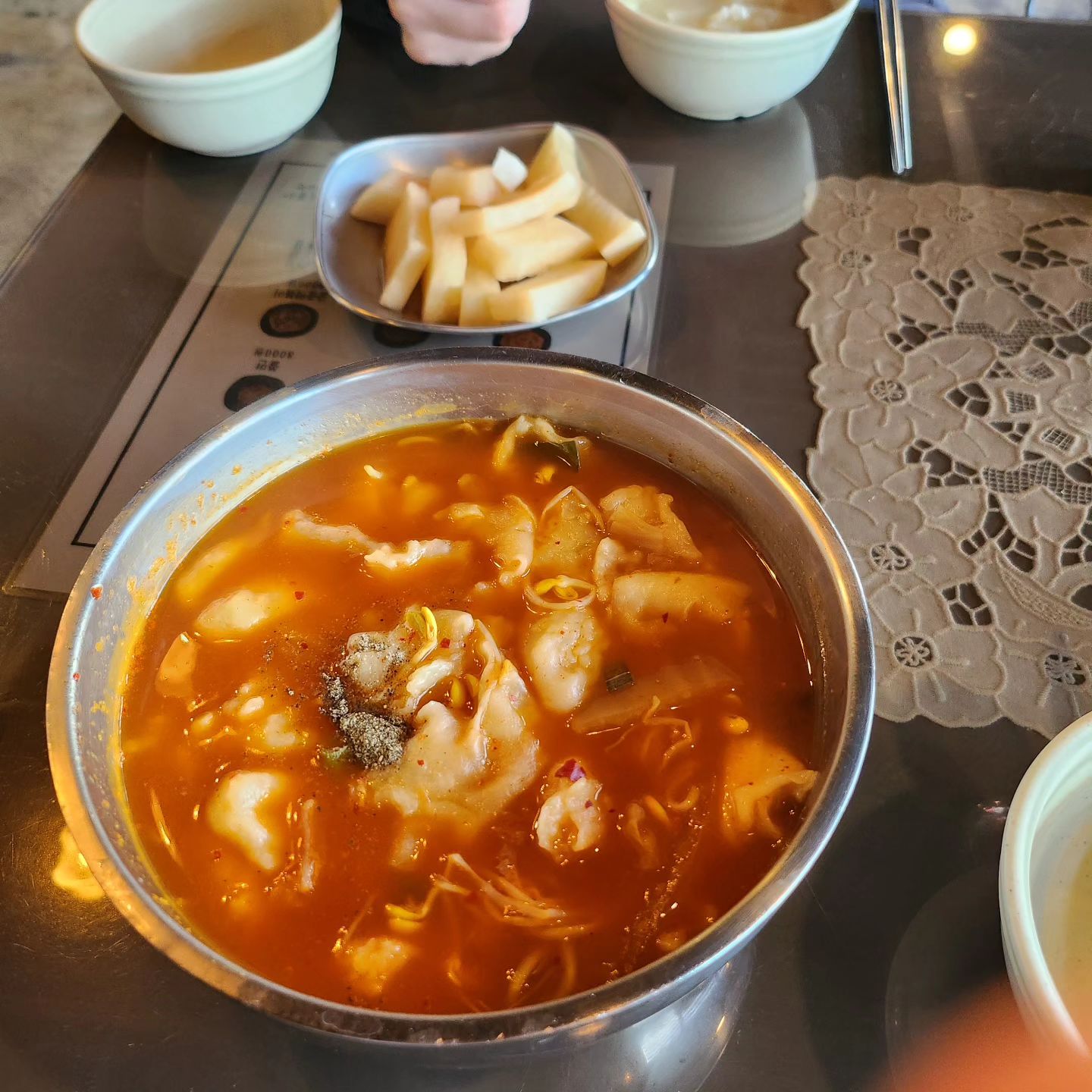 겨울엔 역시 뜨끈한 수제비를 먹어줘야~
잼민이 시절부터 다니던 수제비집
양은 한참 줄고 가격은 많이 오른...