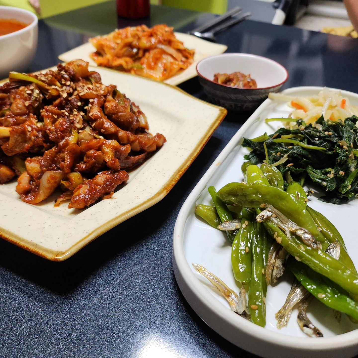 #평일집밥 #저녁메뉴

- 오징어볶음
- 시장반찬들

이제 밥을 차려보자

☆☆ 요즘은 참 몸도 마음도 지치는 기분

왜인지는 모르겠는데 유난히 사람 관계가
너어어어어무 힘들구나 했던 
1월이었던거 같아요.

원래 내맘같지가 않은게 사람 관계지만
쓸데없는 감정싸움이 휘말린다거나
기싸움의 한가운데에 있는 게
정말 너무 지치는 1달이었어요.

나이를 먹으면 그런 거에서 좀
멀어지려나 생각했는데 
이런건 나이와는 상관이 없나봐요😂

이럴땐 조금 힘들어도 집밥만한
힐링이 없네요👍

근처 시장에서 반찬을 사두었더니
마음도 뭔가 든든해서 차리는 부담도 없고
아.. 오늘도 밥 해먹었구나...
하는 든든함?

여전히 속시끄러운 건 남아있지만
2월이 또 시작되었으니 
마음을 다잡아봐야죠.

내일은 점심시간에 잠시 하늘이라도 보면서
한숨 돌리는 시간을 가져봐야겠어요