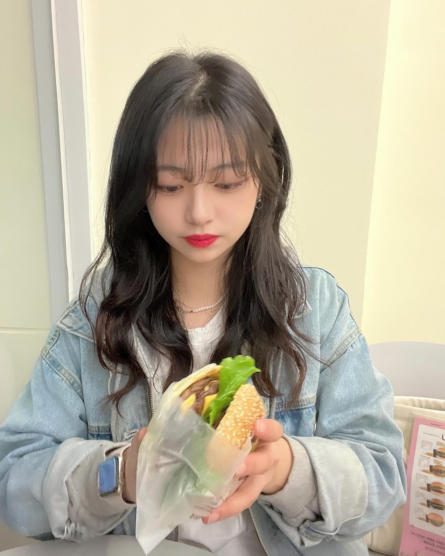 궁동에 수제버거집 생긴거 아는 사람~~~
수제 소고기 패티라 든든하고 맛도 굿굿!
학생들이 먹기에도 간편하게 좋을 것 같았어요(•ᴗ•)

좋았던건 라이트 버전이 있어서 내가 많이 못 먹는 편이라면 
라이트버전으로 드시면 양이 맞으실거에요!!

더블치즈랑 트러플머쉬룸 두 종류 먹어봤는데
개인적으로 소스가 많고 좀 더 촉촉한 머쉬룸이 더 맛있었어요!

어니언링 맛있고 바삭해서 프렌치 후라이도 맛있을 것 같은?ㅎㅎ
메뉴가 다양하니까 하나씩 먹어보면 좋겠어요

테이크 아웃 해서 날씨 좋은 요즘 피크닉 하기에도 좋겠네요💛

🍔 상호명 : 버거프렌즈 충남대점
🍔 영업시간 : 오전 11시 - 오후 9시
🍔 주차 : 주차 공간이 없어서 대중교통이 편할 것 같아요
🍔 주소 : 대전 유성구 궁동로18번길 40 1층

*본 게시물은 소정의 원고료를 받아 작성된 글입니다.

#광고 #협찬 #수제버거 #수제버거맛집 #대전맛집  #궁동맛집 #충남대맛집 #궁동수제버거 #대전핫플 #대전햄버거맛집
