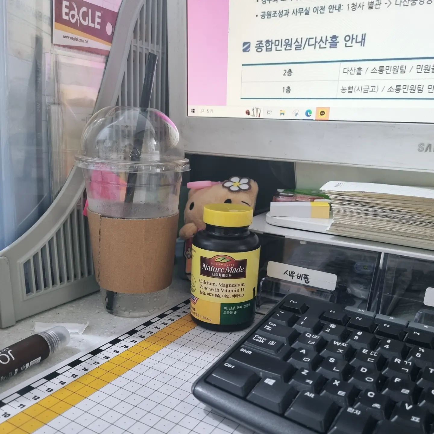#건강피드 #첫줄

일상에 늘 까먹는 영양제 섭취
직장에서 먹을수 있게 늘 비치해두는 간편 섭취 영양제 

네셔널 건강기능 식품 미국브랜드 이지만
공식 수입 정품은 한국인의 영양상태에 맞춰 제작되었다고 하니 
안심하고 먹을수 있다는점 👍👍

뼈 치아 형성에 필요하고 골다공증 발생 위험 감소에 도움주니 
부모님 어르신 선물로도 짱짱일거같다 
뼈에 도움되는 칼슘 이외에도 내 몸 전체 필요로한
마그네슘 아연 비타민D3가 있는데
사무실에서 햇빛 없이 근무하는 나에겐 체내 흡수효율 좋은
비타민 D3 원료덕에 이 네이처메이드 영양제를 고르게됬었다
 
 작은 사이즈로 삼키기 쉬워 목넘김이 편해 먹기 좋았고 
영양제를 알아보며 검색한 중에 2023년도에 안현모 비타민으로 
실제 방송활동 통역등 많은 활동을 하시며 바쁜 일상을 보내는중에도 
건강챙기기 위해 안현모님도 챙겨드신다고 하니 신뢰도 짱 😳

우연히 접하게 된 네이처메이드 영양제 덕분에 
내 건강 챙기고 다음 부모님 지인 선물에도 좋은 선물이 될거같다 
앞으로도 접하게될 네이처 메이드 내 건강을 부탁해 🤗

naturemade_kr 

구매처 https://www.naturemademall.co.kr/
그 외 올리브영 드럭스토어 온라인쇼핑몰등 곳곳에 분포되어있다고 하니 접하기 편한 우리 네이처메이드 영양제 위 사이트 들어가서 둘러보기 ~! 

#협찬 #네이처메이드 #칼마디 #아연 #비타민D결핍 #칼마디추천
#직장인영양제 #영양제추천 #비타민추천 #여성칼슘 #비타민디 #마그네슘추천 #비타민D추천 #미국1위브랜드 #직장인 #20대영양제 #생일선물 #명절선물 #직장인비타민 #주부영양제 #naturemade_kr