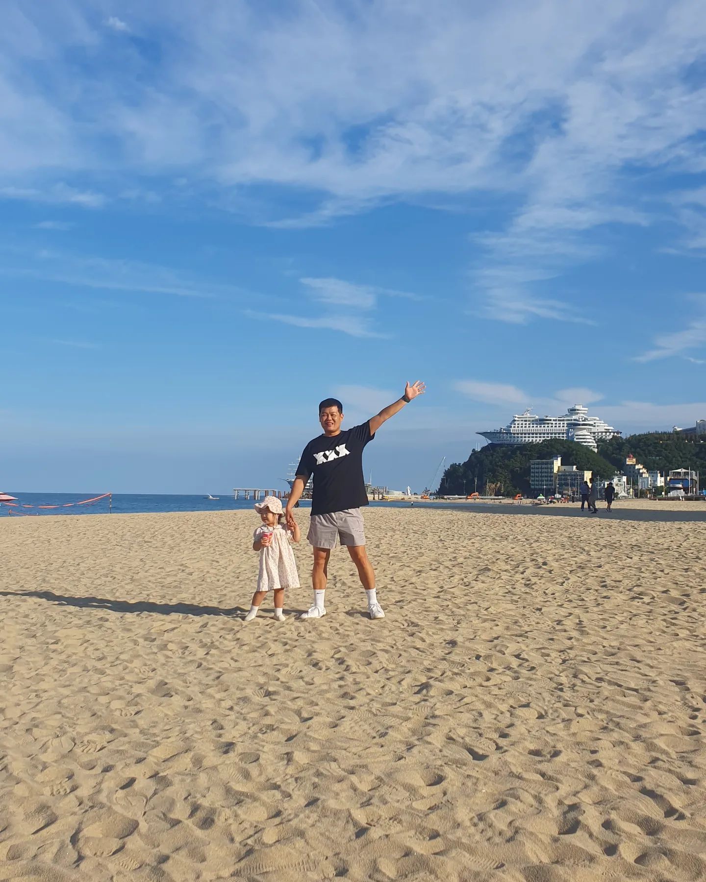.
우리의 2차 바다는 정동진역 해변
레일바이크 타러 정동진까지 갔는데 
미리 예약 안하면 다 매진이란다 ㅠㅠ

그래도 역 들어가서 구경하고 바다도 들어가서
아쉽지 않게 잘 놀다왔다!

배 뽈록 넘 귀여운 최서윤 😆
너무 빨리커서 벌써 어린이티난다 
다 기록으로 남겨놔야지 😍😚