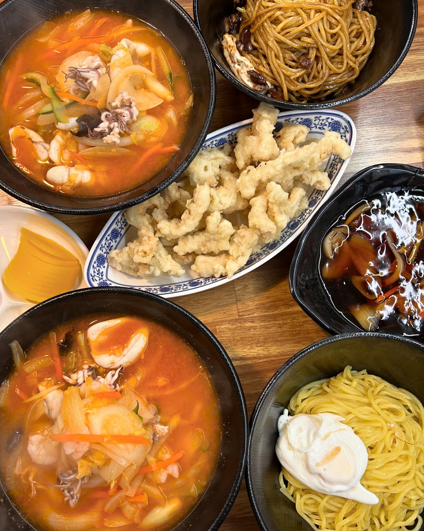 ✍️부산 서면 전포동 복성
짬뽕 (9.0)
간짜장 (9.0)
미니탕수육 (12.0)

✔️백종원의 3대천왕으로 나와 유명한 짬뽕3대천왕맛집!
내부는 깔끔깔끔해요
미니탕수육은 탕수육 소스가 따로 나와 찍먹파이신분들이 선호하실 것 같은데 부먹파이신분들은 소스에 탕수육을 담궈두어도 괜찮지 않을까요!?😚
탕수육 자체의 고기가 질기지 않고 바삭해서 맛있어요
간짜장은 아주 아주 윤기좔좔✨이라 끝도 없이 입속으로 빨려들어갔어요
개인적으로 짬뽕이 너무나 궁금했는데 비주얼은 일반적인 짬뽕이지만 국물이 깔끔하고 자극적이고 칼칼하지 않아 오히려 먹고 나서도 속이 편안했어요!
혹시나 나는 얼큰하고 칼칼한 짬뽕을 드시고 싶으시다면 얼큰 짬뽕을 주문하시면 됩니다!
.
.
📍 위치 : 부산광역시 전포동 878-8
🕐 영업시간 : 10:30 ~ 20:00
(정기휴무 매주 화요일)
📞 번호 : 051-807-9339
🚗 주차장 없음❌
.
#부산서면짬뽕3대천왕 #부산복성반점짬뽕 #부산서면중국집 #부산3대천왕짬뽕 #부산전포동맛집 #부산중국집 #복성 #food #foodstagram #음식 #먹부림 #먹과사전 #냐미냐미 #중식 #냠냠이 #냠냠이의먹일상