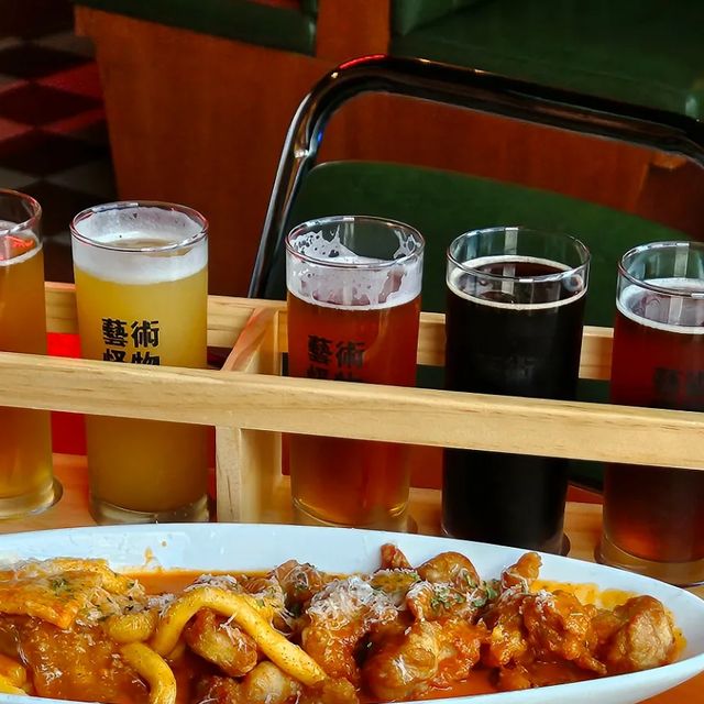 su_ji on Instagram: "#광고 홍대에 새로 오픈한 수제맥주 전문 맛집!!!🍻 독특한 인테리어와 수제맥주 찐!!조합 피자와 치킨까지!! . . . . 💙따끈따끈하게 새로 오픈한 아트몬스터 홍대점!!! #아트