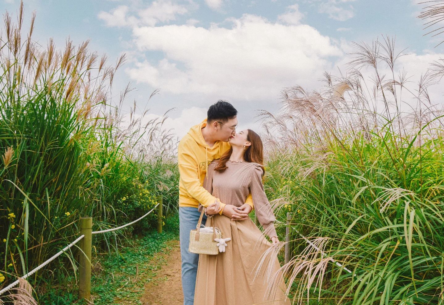 # 2 0 2 4 1 0 3 0 
가을하면 억새도 빠질수없죠🌾🤎
매번 하늘공원에서 억새 구경은 항상 하는데, 갈때마다 넘 예쁜곳😝
우리의 시그니처 포즈와 함께 🎈

사람이 엄청 많아서 맹꽁이열차는 안타고, 계단걷고 얘기하면서 돌아다녔는데 가을 분위기라서 산책하기 딱 좋은 날씨🍂

열심히 가을 꽃놀이하러 다니는중인데, 담주부터 날이 추워진다니😭 아직 가을 제대로 못즐겼는데,,, 조금만 더 ❗️❗️
.
.
#하늘공원 #여행다녀왔습니다 #하늘공원억새축제 #대한민국구석구석 #여행을떠나는이유 #여기서행복할것 #여행에미치다_국내 #셀프스냅 #국내여행추천 #데이트코스 #문광저수지 #오빠랑여행갈래 #커플스타그램 #새댁일상 #원계리은행나무 #장수커플 #신혼부부 #f4f #selfie #선팔하면맞팔 #커플스냅 #홍천은행나무숲 #서울가볼만한곳 #경복궁 #명륜당 #원주가볼만한곳