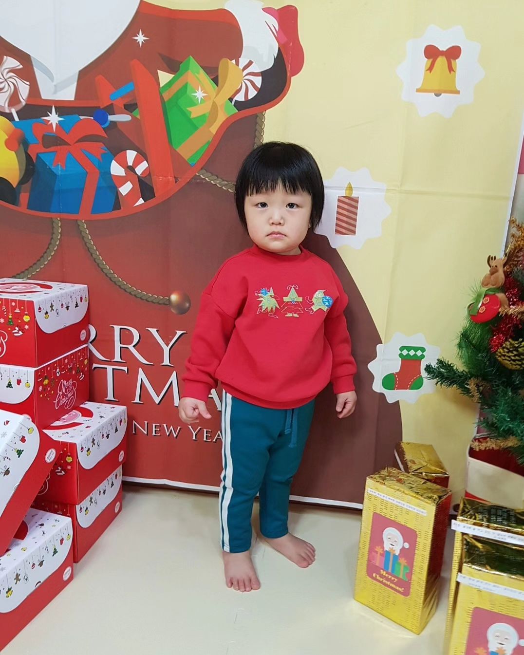 얼떨결에 선물은 받으나
안기는건 무서운 아들
첫 산타경험 제대로 했네🎅
