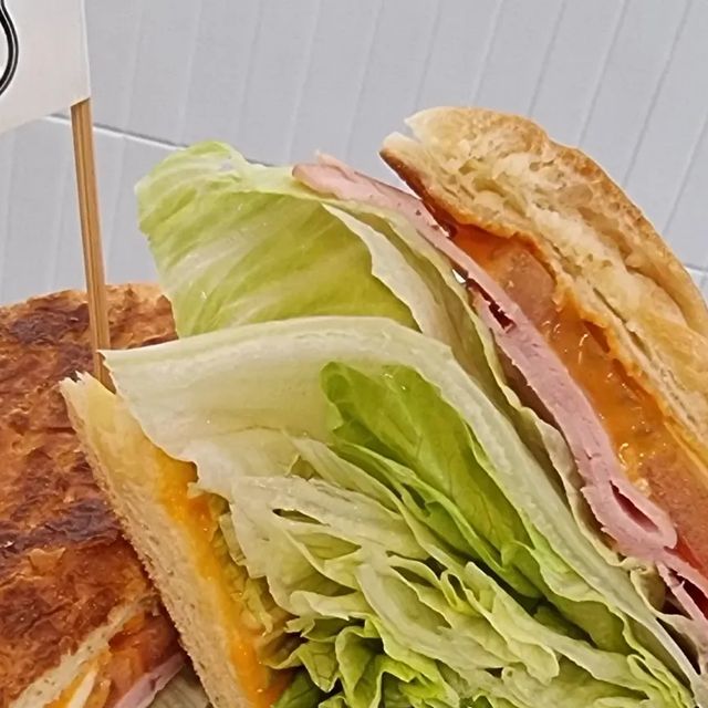 우주사랑 on Instagram: "#협찬 먹물트러플잠봉뵈르와 패스츄리샌드위치 정말 맛있는 로드샌드위치 청담점 청담역 약속 나갔다가 맛좋고 푸짐한 겅남샌드위치 맛집 로드샌드위치 에서 맛있게